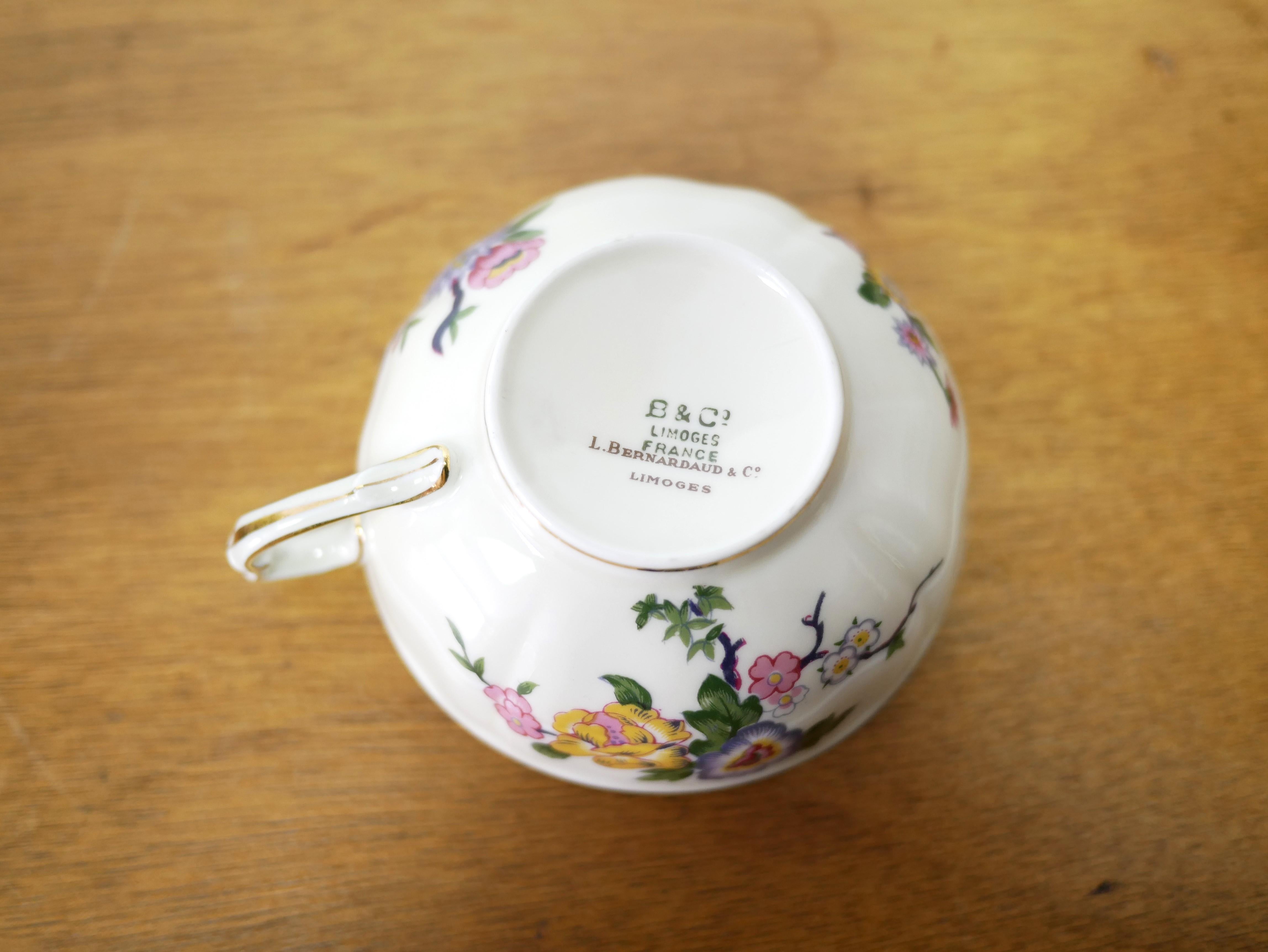 Serie de 8 tazas de té y bajo tazas en porcelana de Limoges de Bernardaud en venta 2