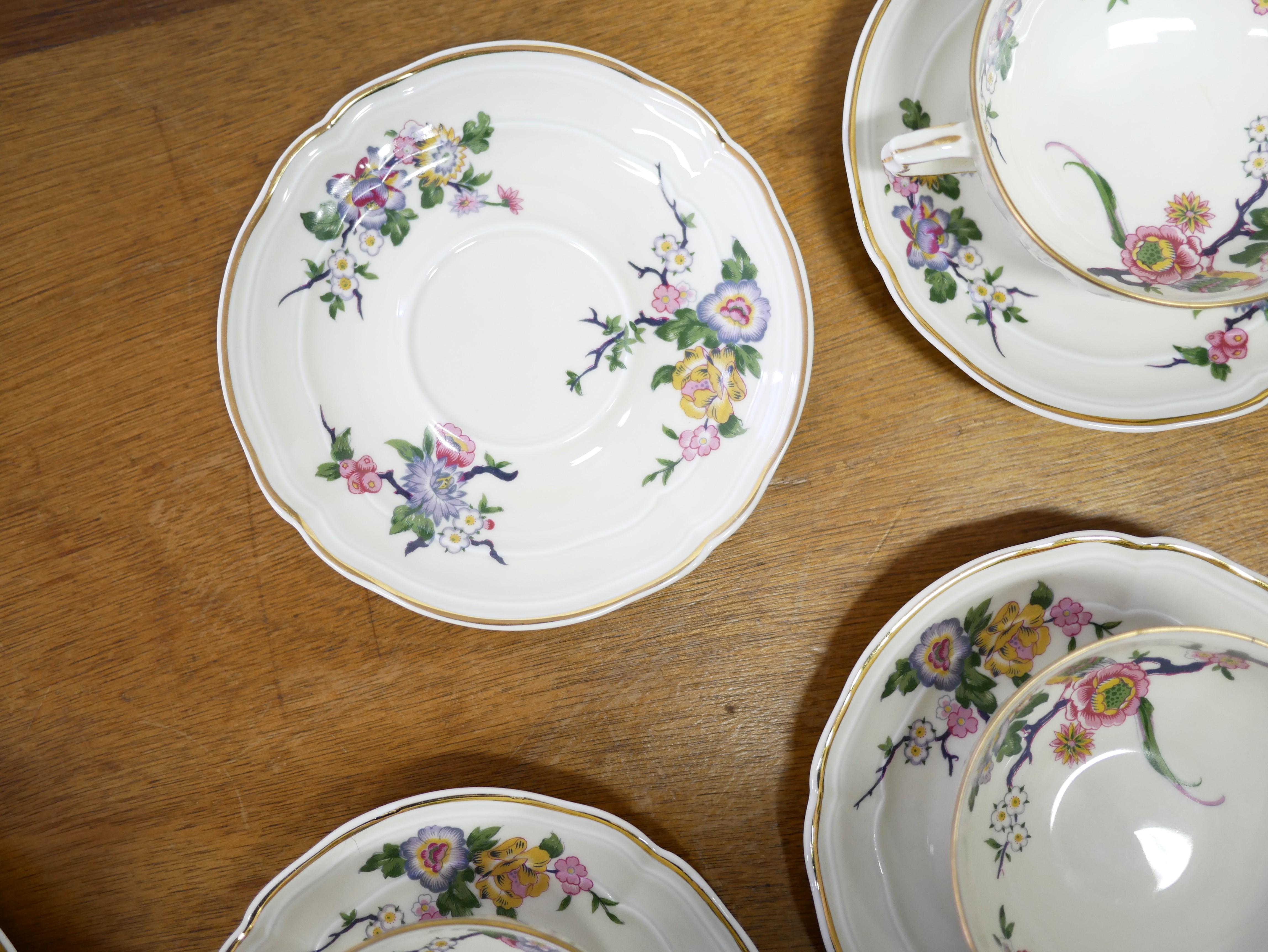 Serie de 8 tazas de té y bajo tazas en porcelana de Limoges de Bernardaud en venta 3