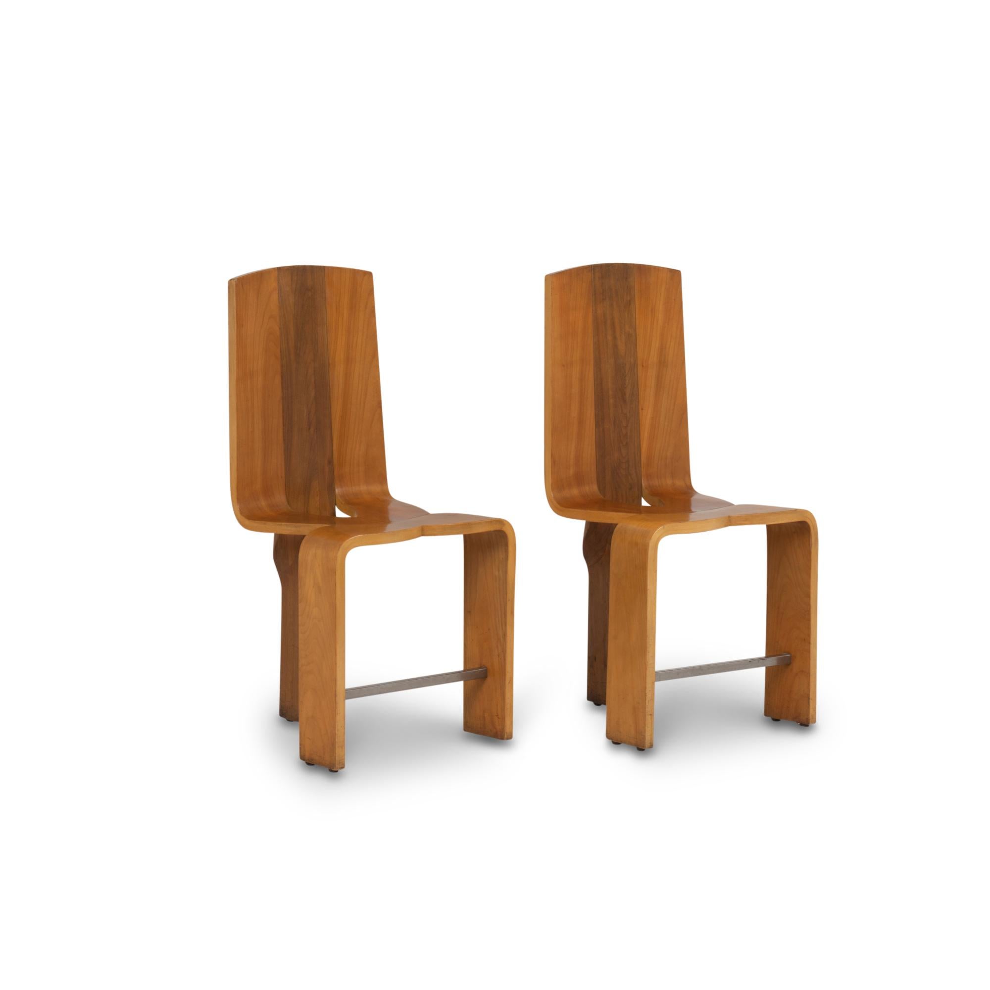 Série de huit chaises en bois de cerisier blond, années 1980 Excellent état - En vente à Saint-Ouen, FR