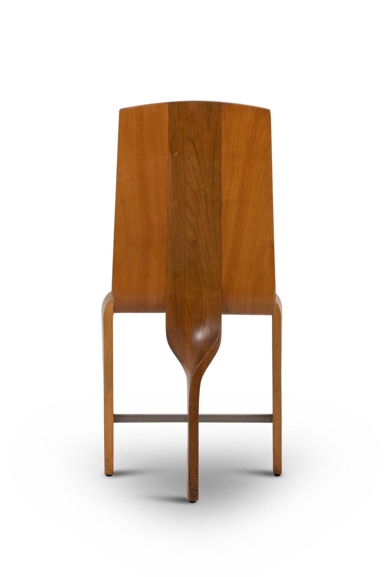 Série de huit chaises en bois de cerisier blond, années 1980 en vente 1