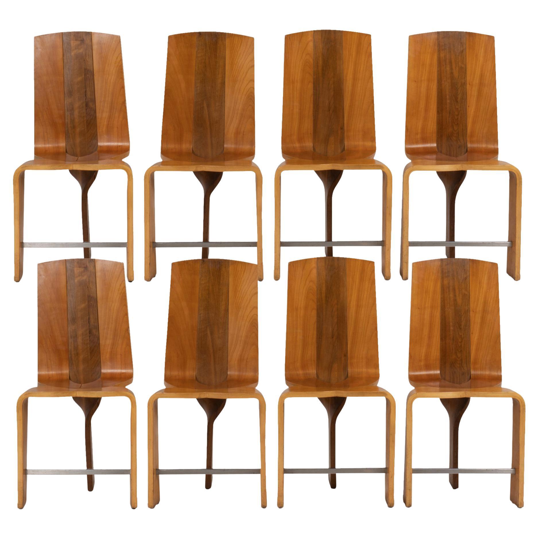 Série de huit chaises en bois de cerisier blond, années 1980 en vente