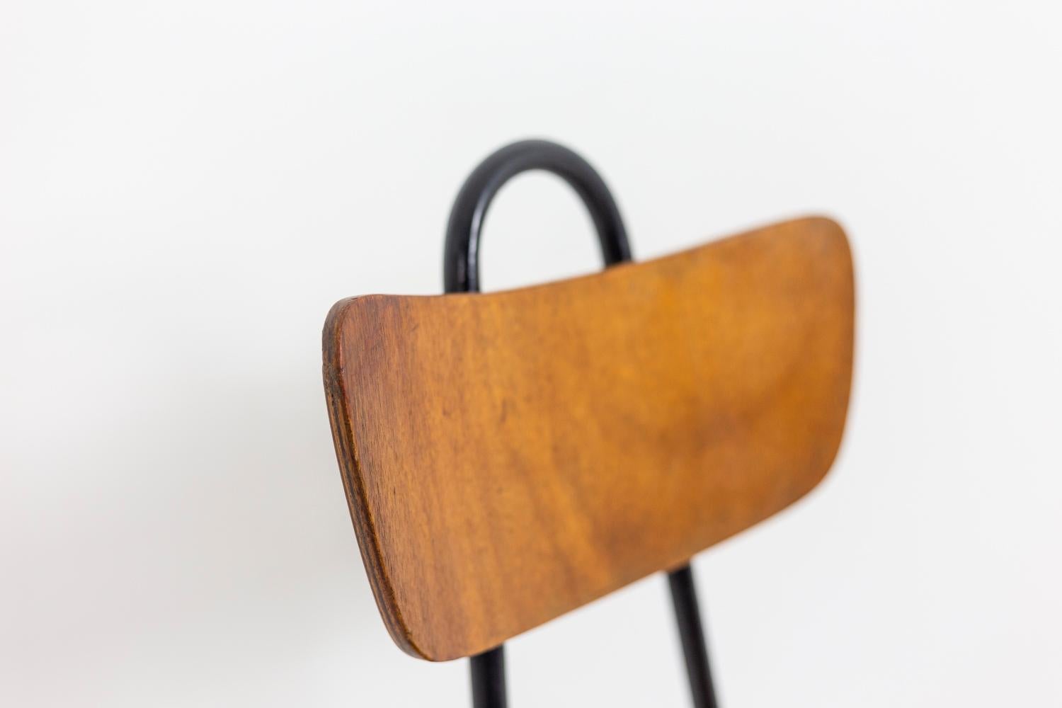 Série de quatre chaises en bois et en métal, années 1950 en vente 4