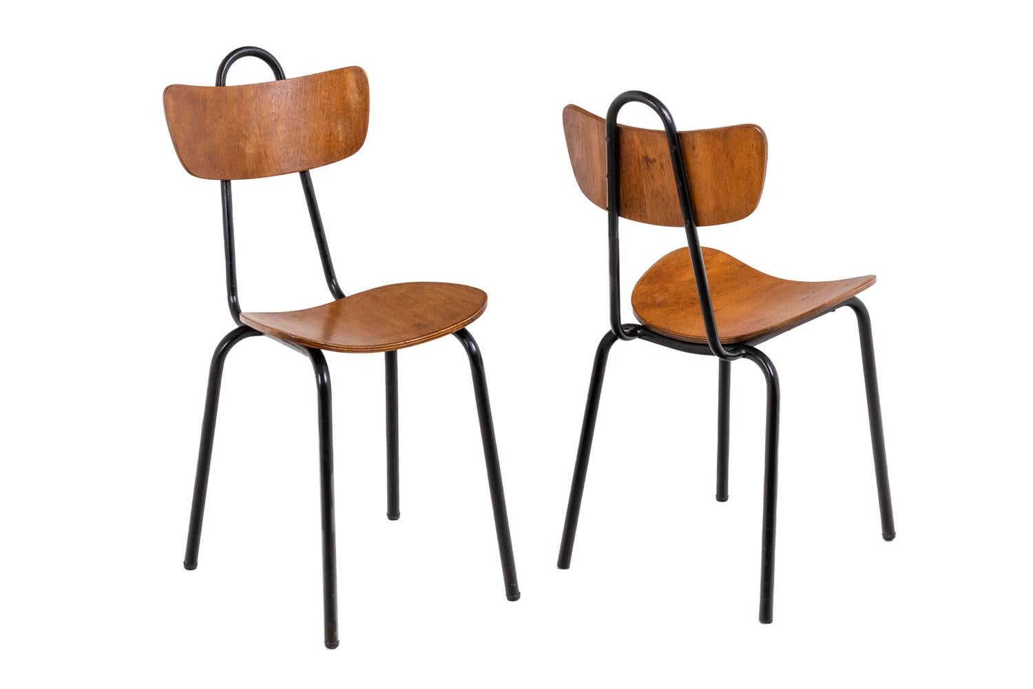 Series of four chairs in wood and black metal. 

Work realized in the 1950s.
 