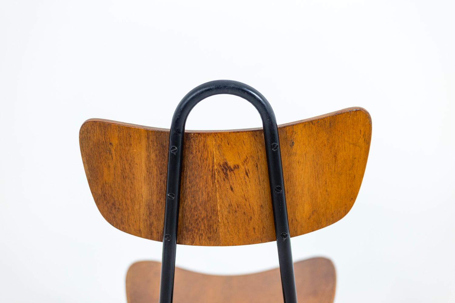 Série de quatre chaises en bois et en métal, années 1950 en vente 2