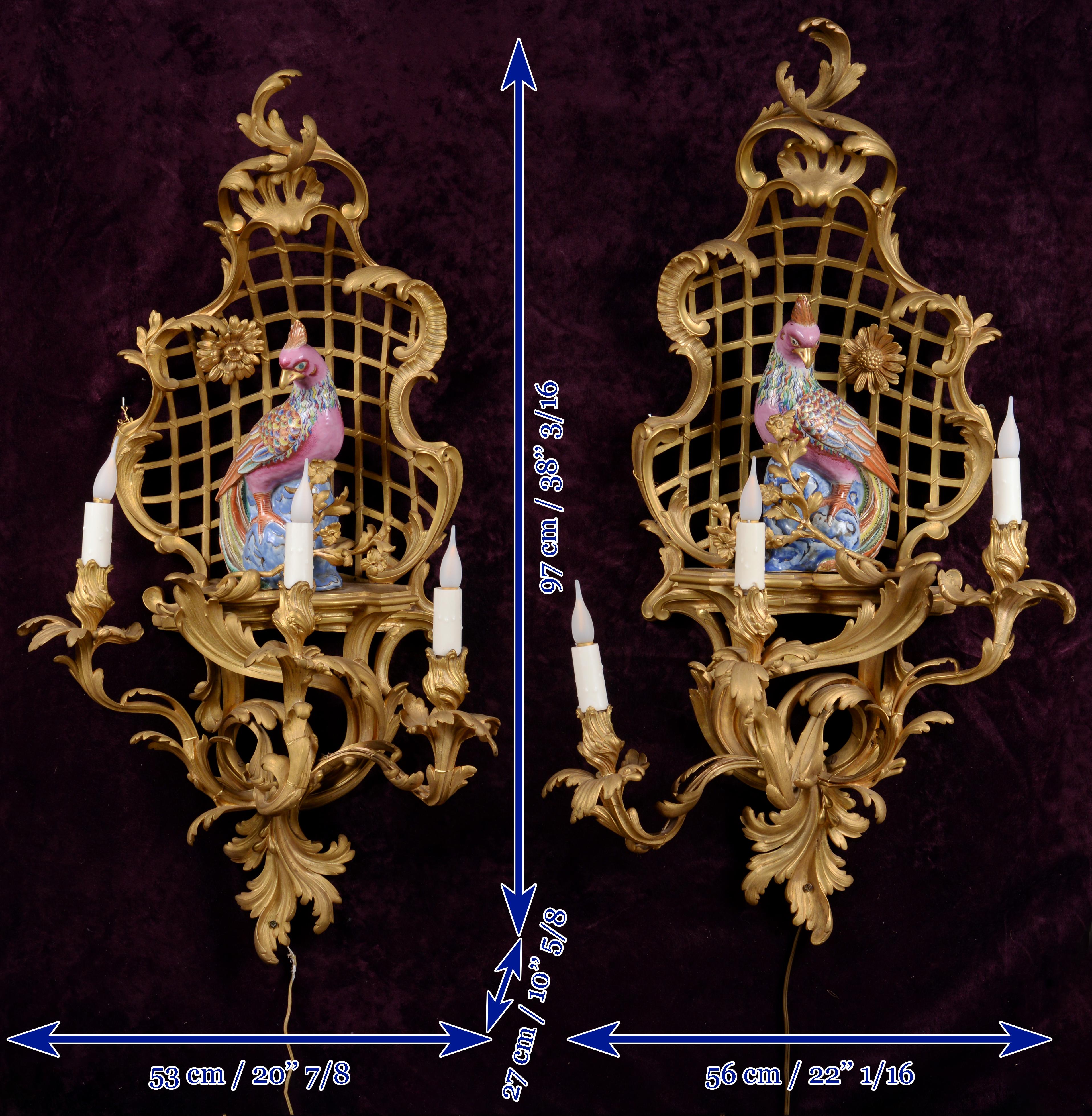 Serie von vier Wandleuchten im Louis-XVI-Stil mit Papageien, nach 1885 im Angebot 2