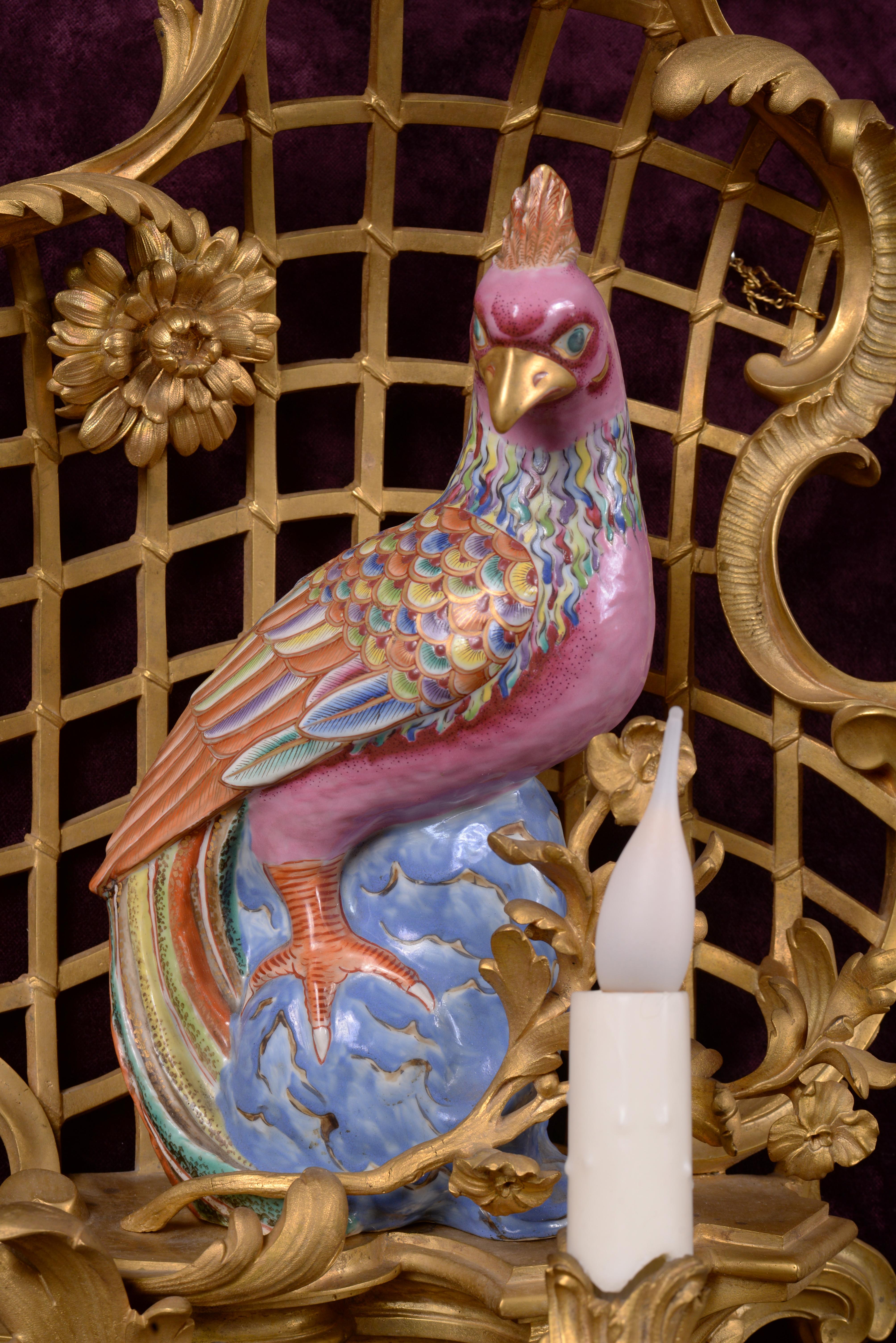 Serie de cuatro apliques estilo Luis XVI con loros, después de 1885 Dorado en venta