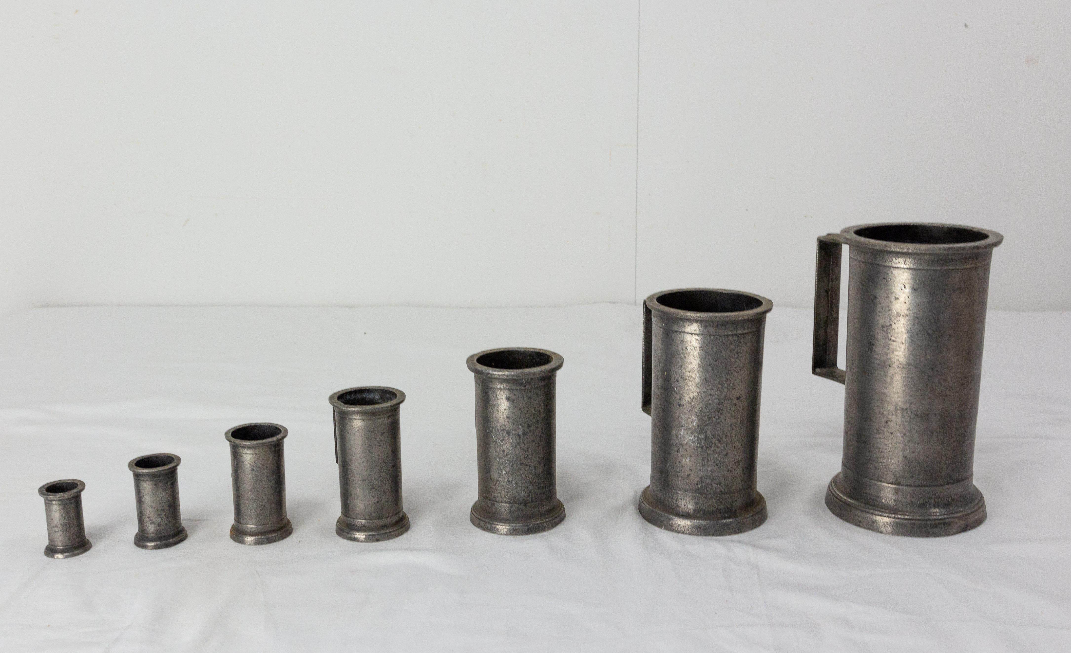 French series of tin timbales. These were used to measure quantities in a business such as a spice shop. Métier equipment
19th Century.
Good condition.

Shipping:
L 26 P12 H19 2,8 Kg.