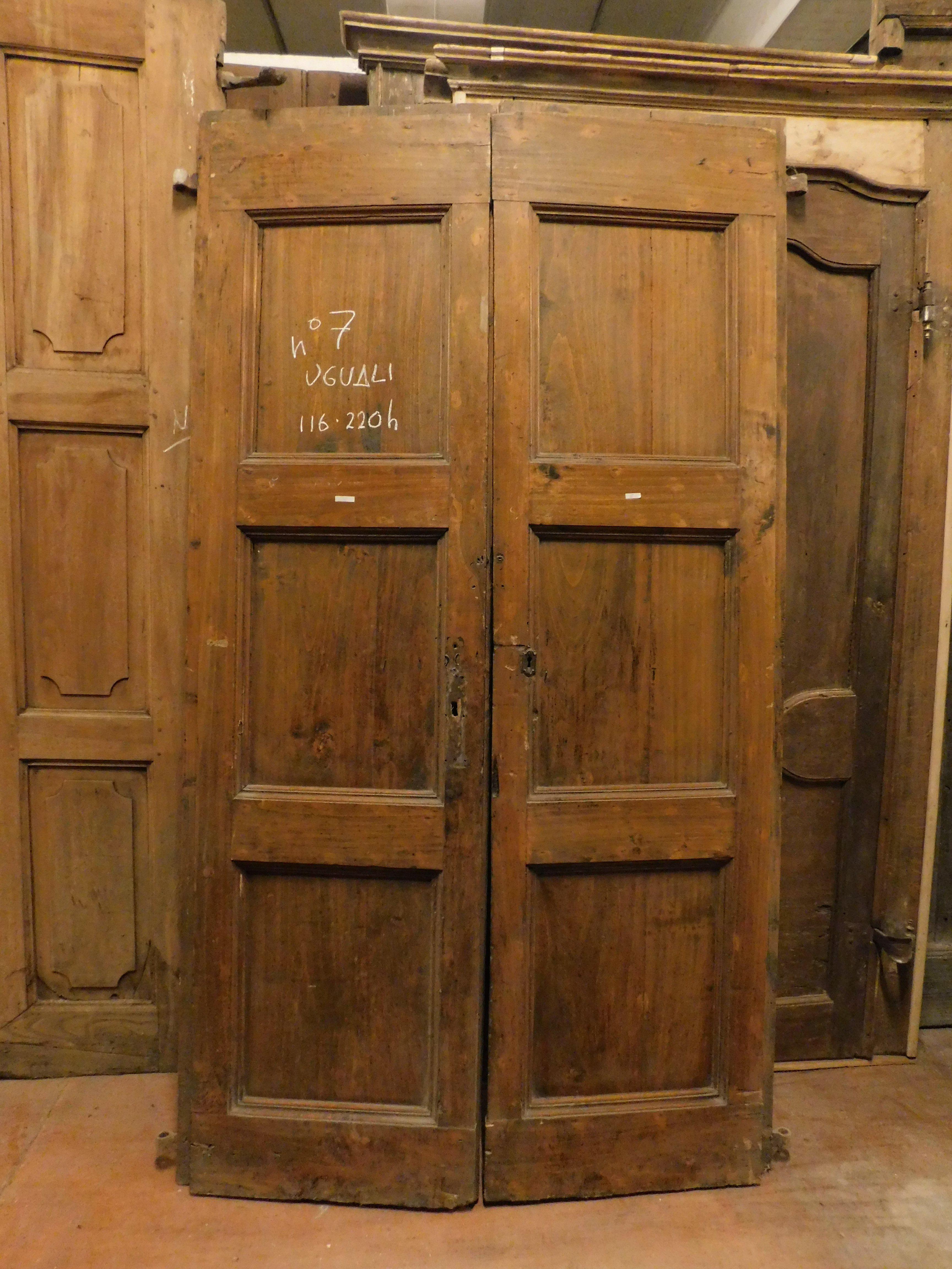 Serie von 7 alten Doppeltüren, Innentüren, in einem Kloster in Mittelitalien geboren, sie sind alle in massivem Pappelholz geschnitzt, des 18. Jahrhunderts peoca.
Ideal für ein Hotel, eine Frühstückspension oder einen Ort, der mehrere identische