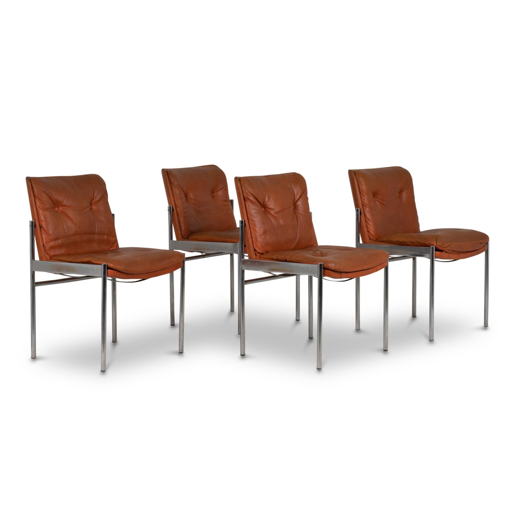 Série de douze chaises de forme rectangulaire. Assise et dossier en simili cuir couleur fauve. Base en métal chromé.

Œuvre italienne réalisée dans les années 1970.