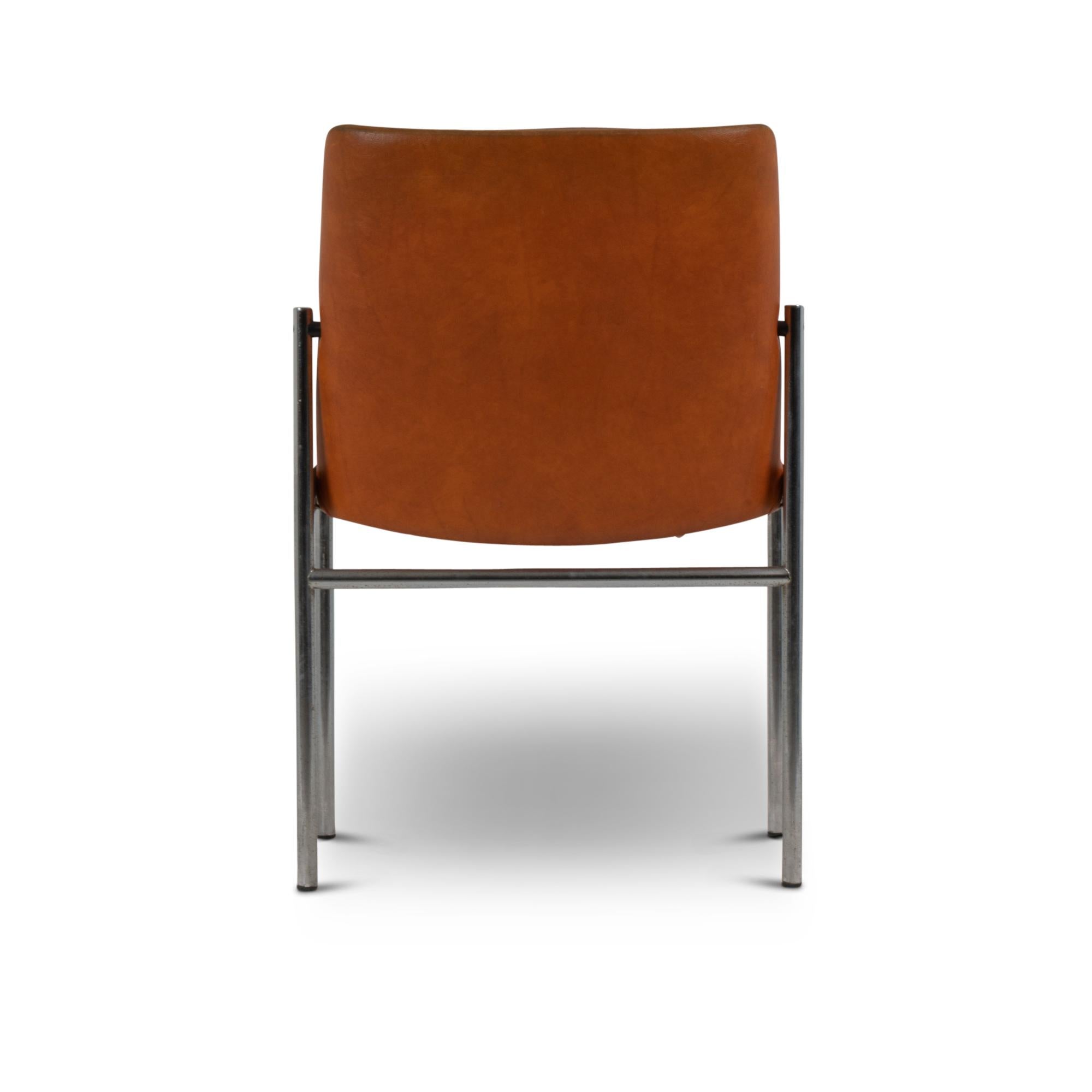 Cuir Série de douze chaises en cuir et métal chromé, années 1970 en vente