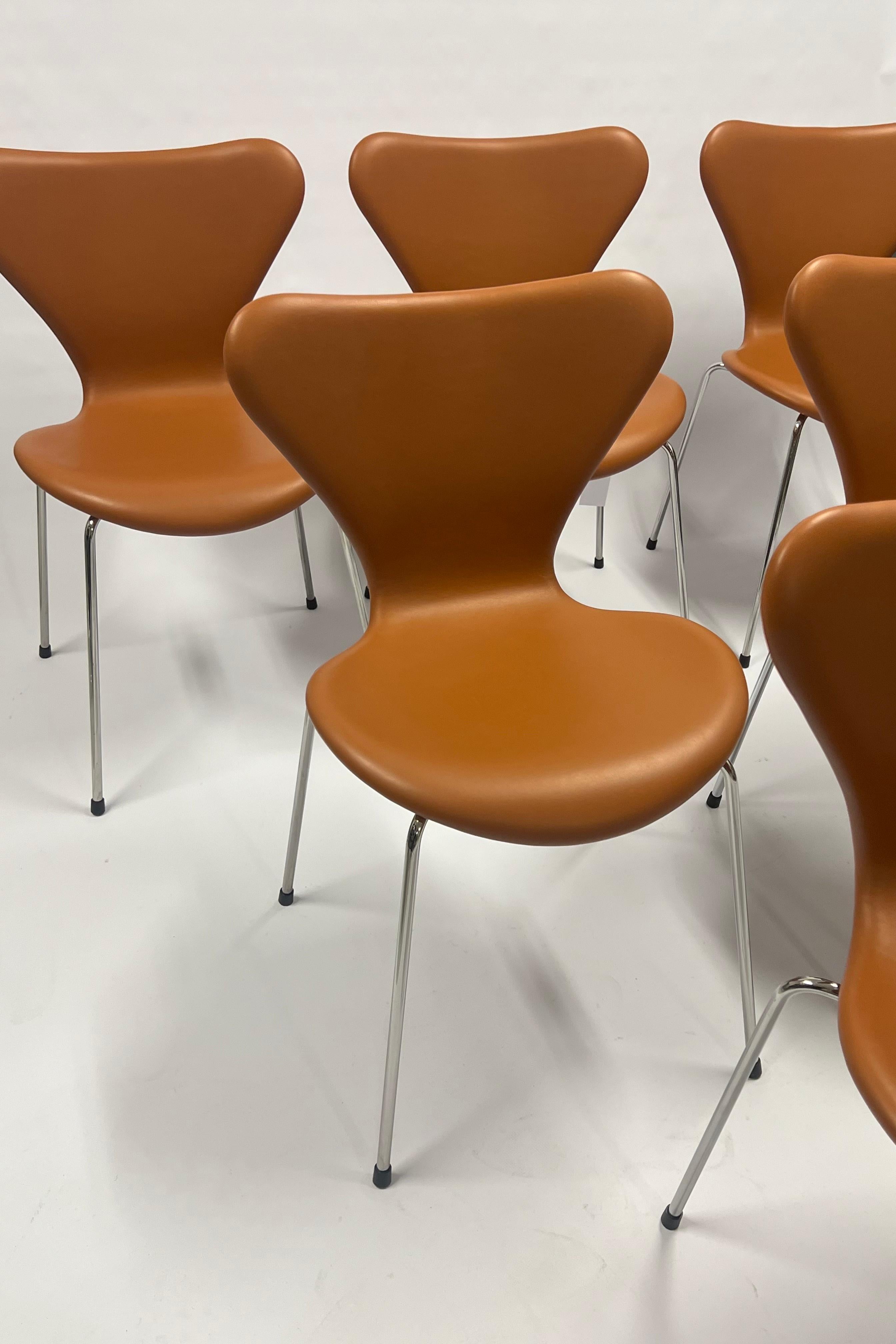 Arne Jacobsen Serie 7 Stühle in Walnuss Semi-Anilin Leder: Wunderschön neu gepolstert in weichem Black r und mit neuen Schaumstoffpolstern ausgestattet. Diese Stühle haben eine feste Rückenlehne und sind frei von jeglichen Mängeln. Es handelt sich