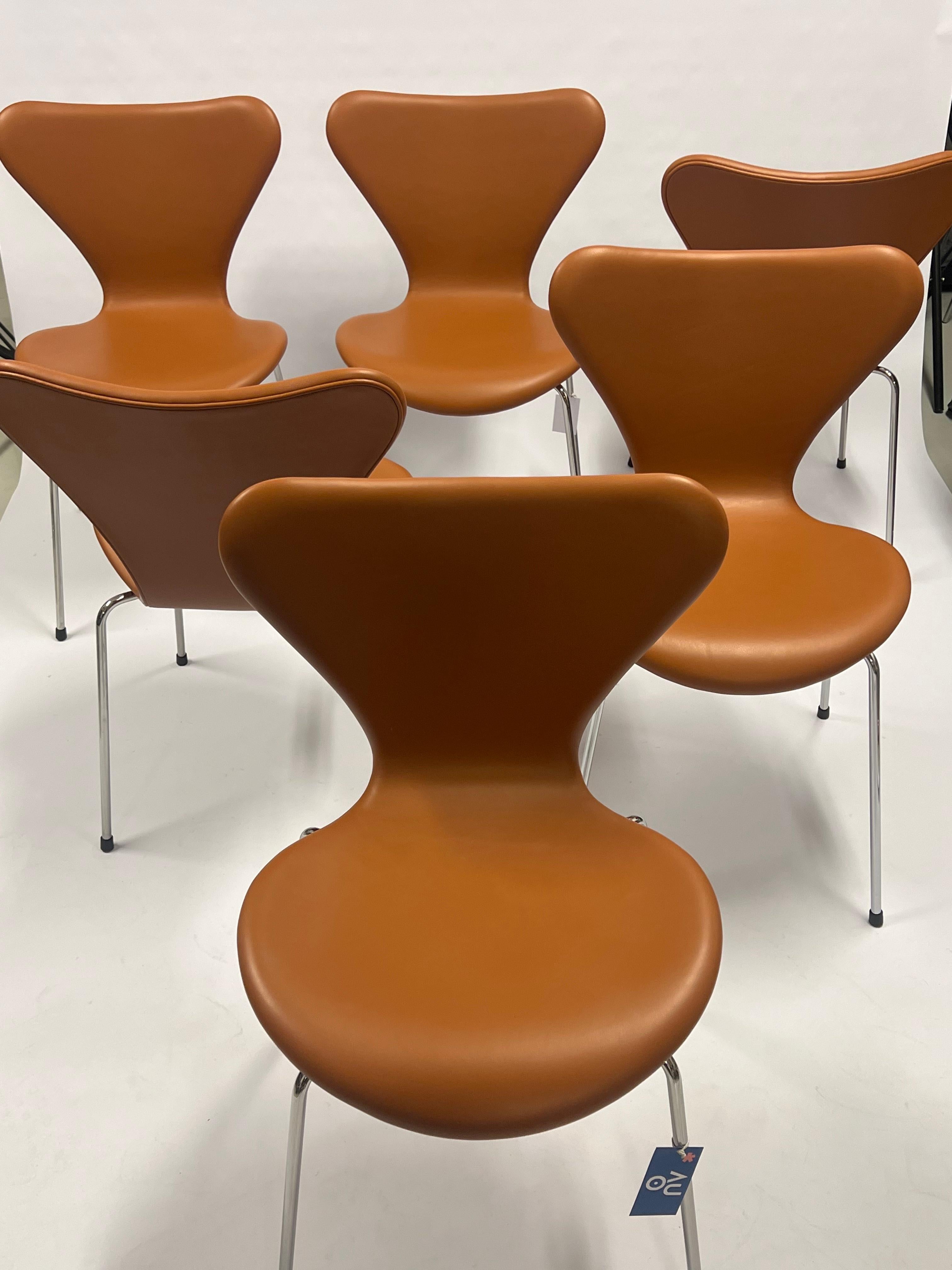 Satz von sechs sieben Stühlen aus der Serie Series Series, Modell 3107, weiches Leder, Nussbaum Arne Jacobsen (Moderne der Mitte des Jahrhunderts) im Angebot