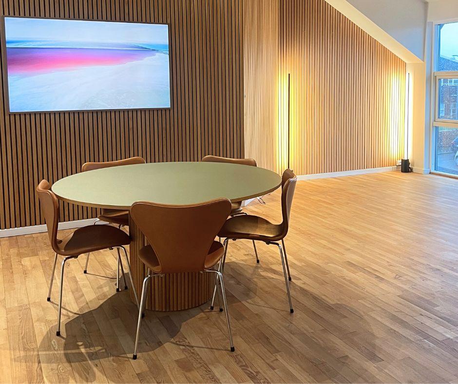 Satz von sechs sieben Stühlen aus der Serie Series Series, Modell 3107, weiches Leder, Nussbaum Arne Jacobsen (Dänisch) im Angebot