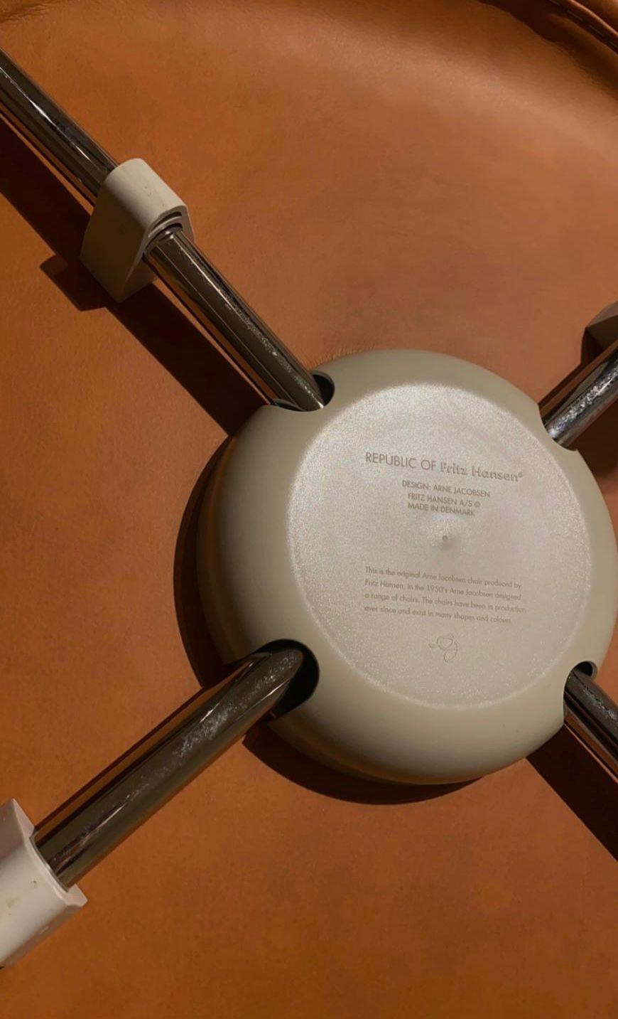 Satz von sechs sieben Stühlen aus der Serie Series Series, Modell 3107, weiches Leder, Nussbaum Arne Jacobsen (Handgefertigt) im Angebot