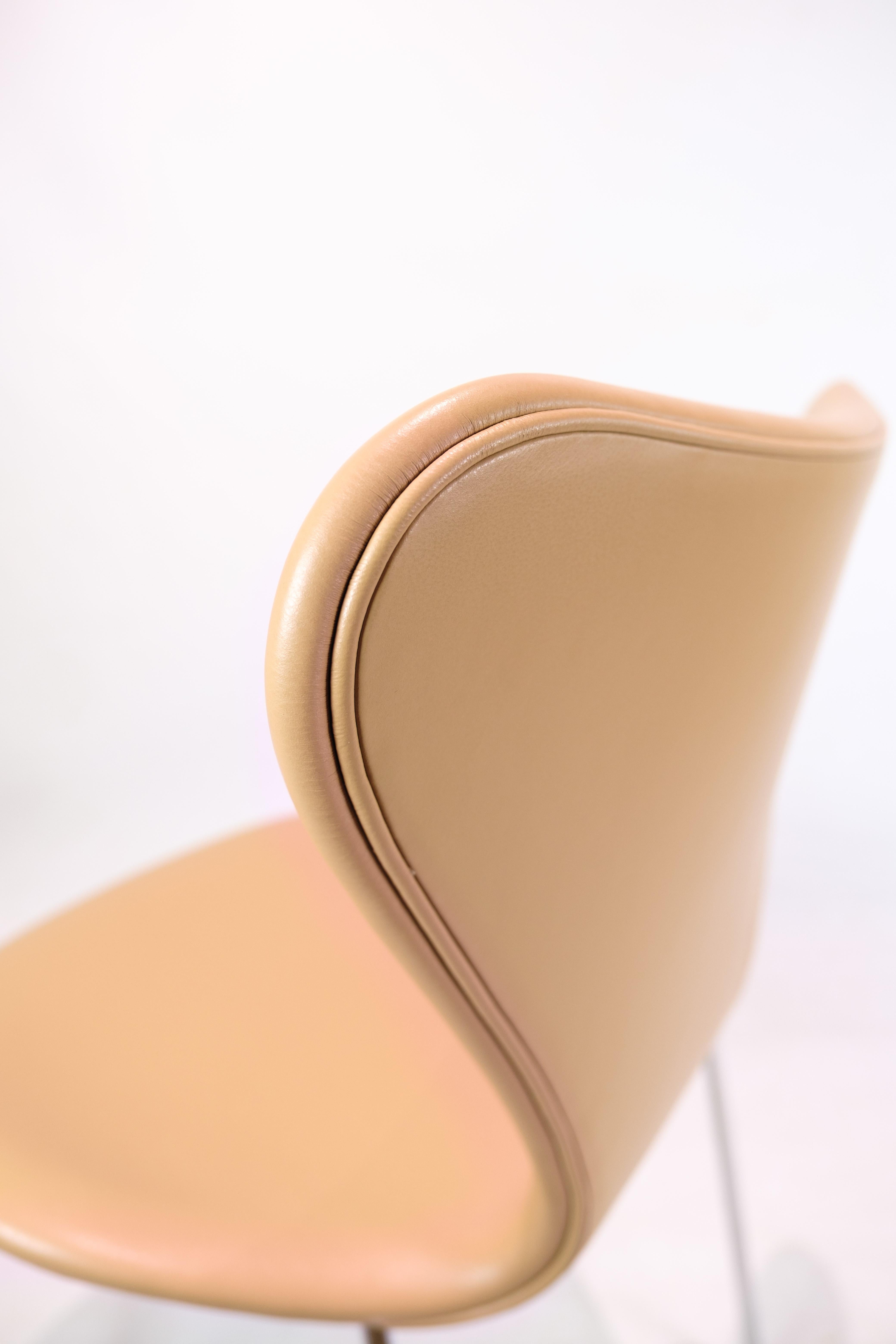 Chaise de la série 7 modèle 3107 en cuir crème Colered Elegance par Arne Jacobsen en vente 3