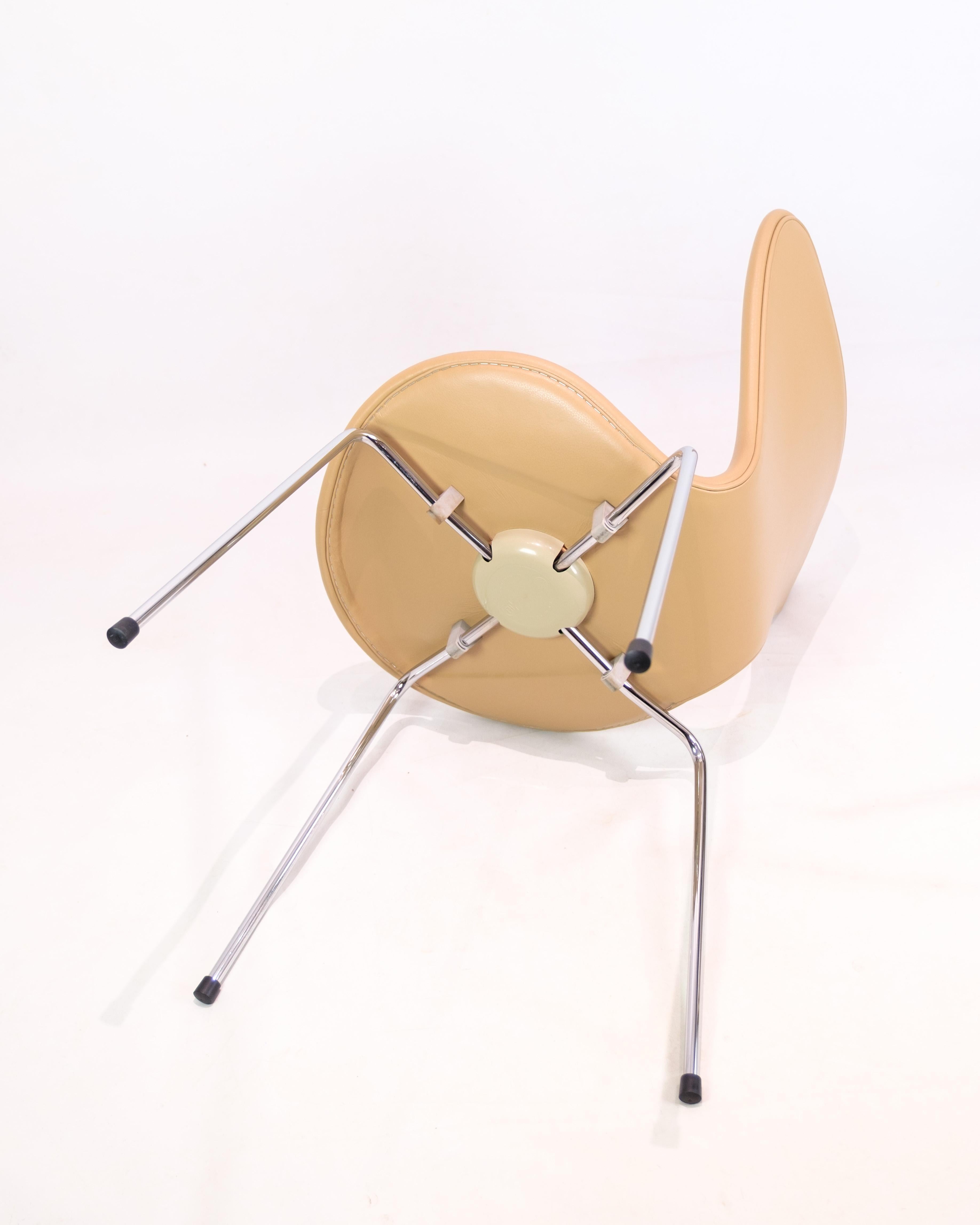 Chaise de la série 7 modèle 3107 en cuir crème Colered Elegance par Arne Jacobsen en vente 4