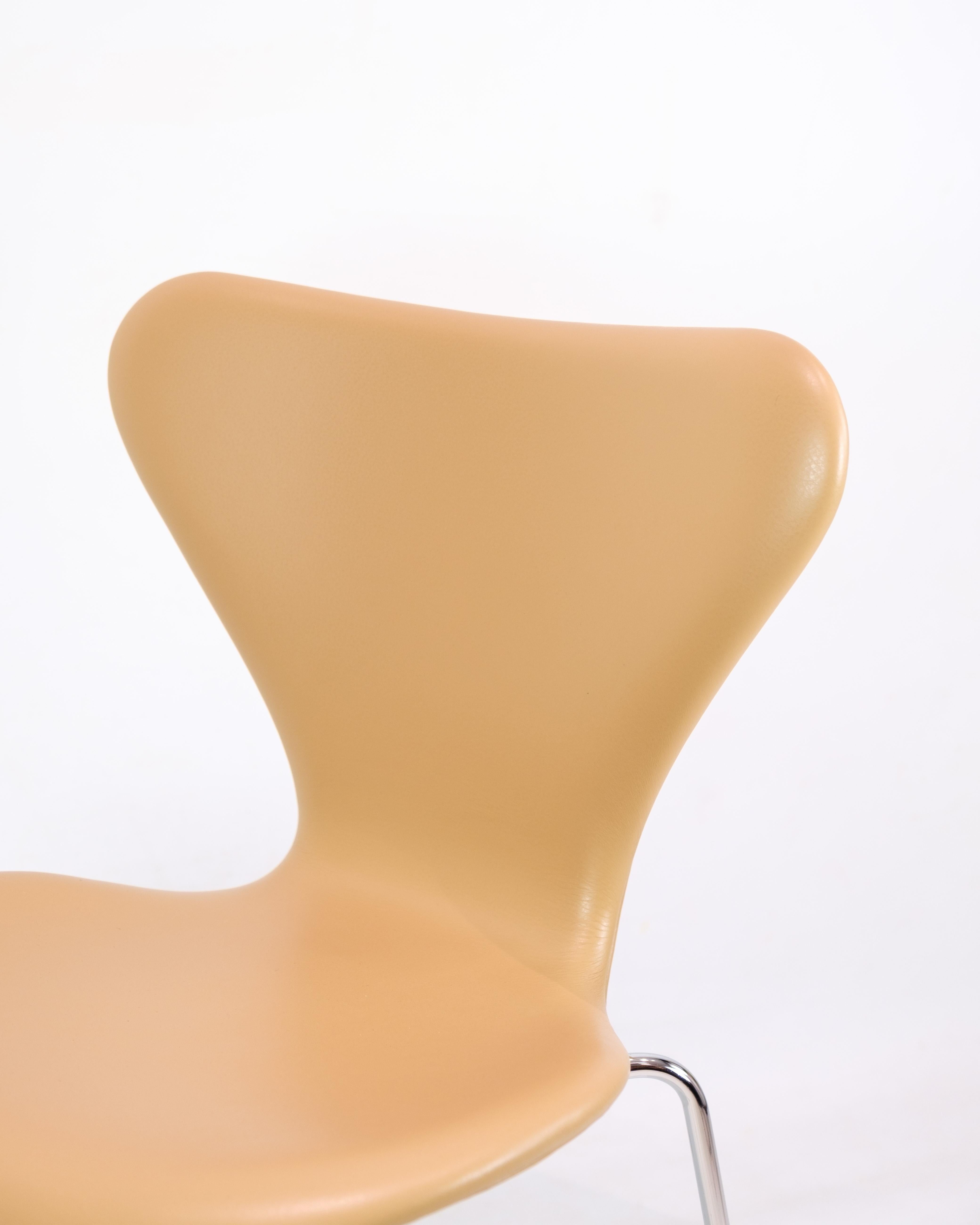 La chaise Seven, modèle 3107, conçue par Arne Jacobsen et produite par Fritz Hansen. Nouvellement rembourré en cuir Elegance de couleur crème avec un cadre chromé.

Cette chaise design emblématique fonctionne parfaitement comme chaise de salle à