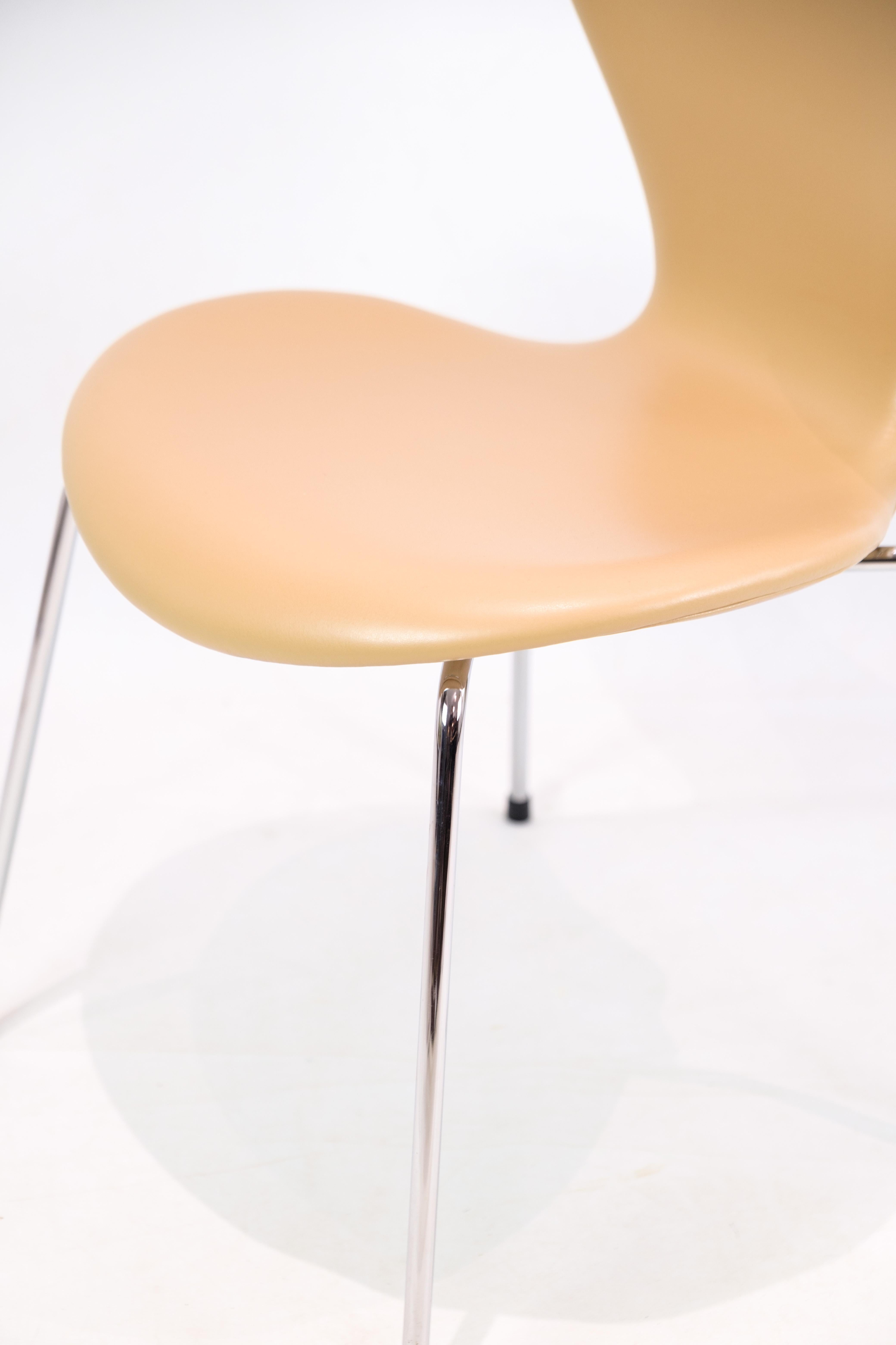 Mid-Century Modern Chaise de la série 7 modèle 3107 en cuir crème Colered Elegance par Arne Jacobsen en vente