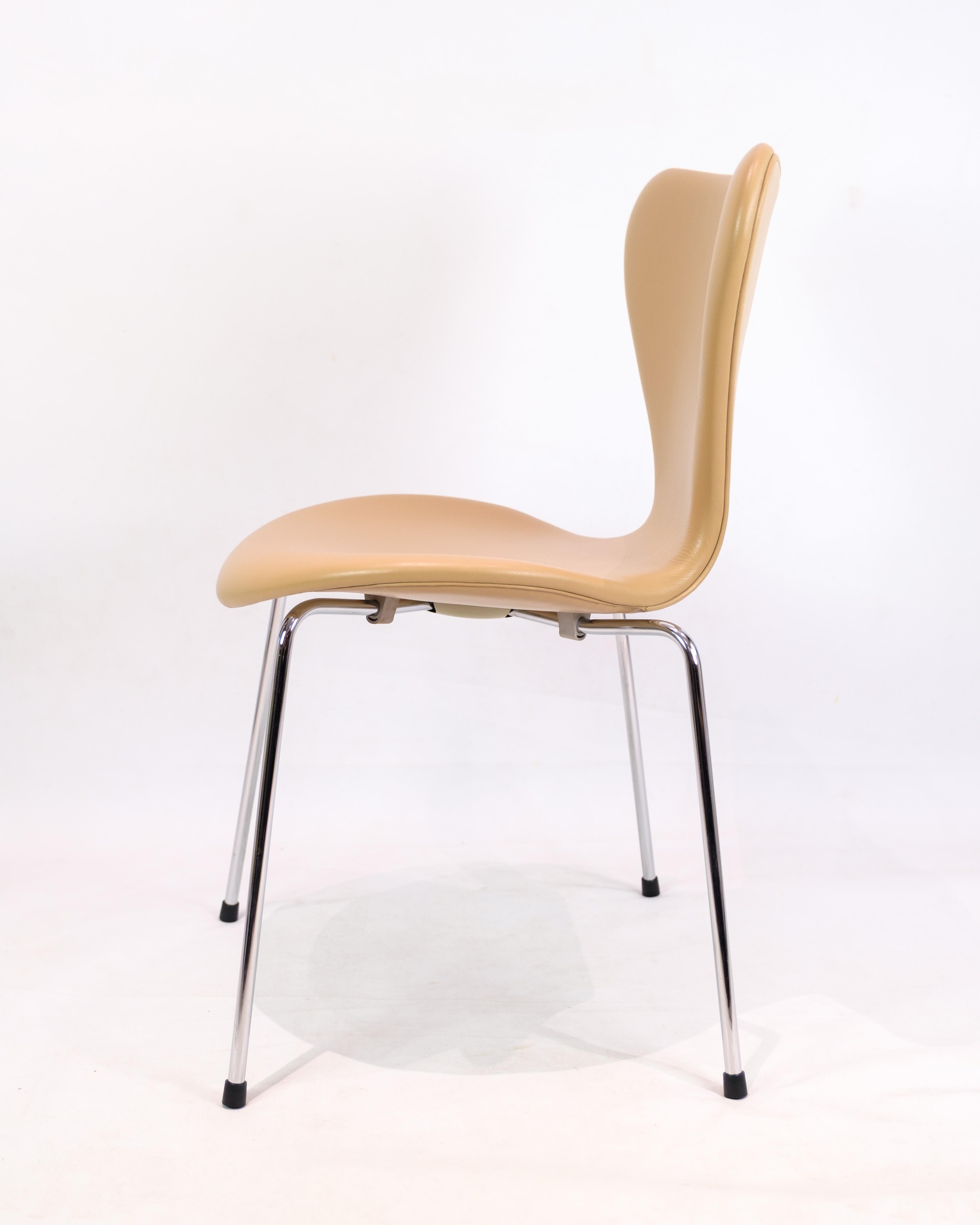 Danois Chaise de la série 7 modèle 3107 en cuir crème Colered Elegance par Arne Jacobsen en vente
