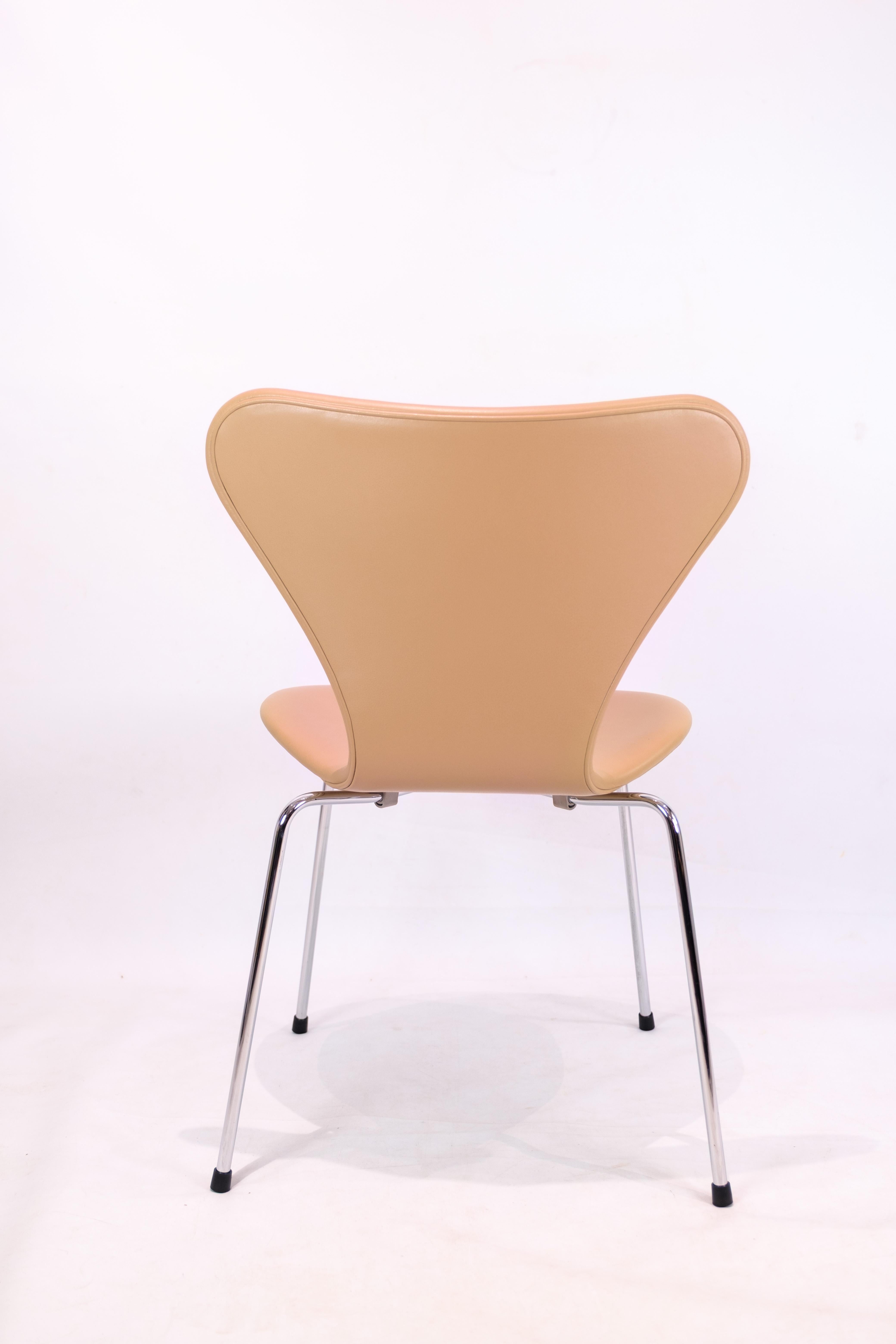 Chaise de la série 7 modèle 3107 en cuir crème Colered Elegance par Arne Jacobsen Excellent état - En vente à Lejre, DK
