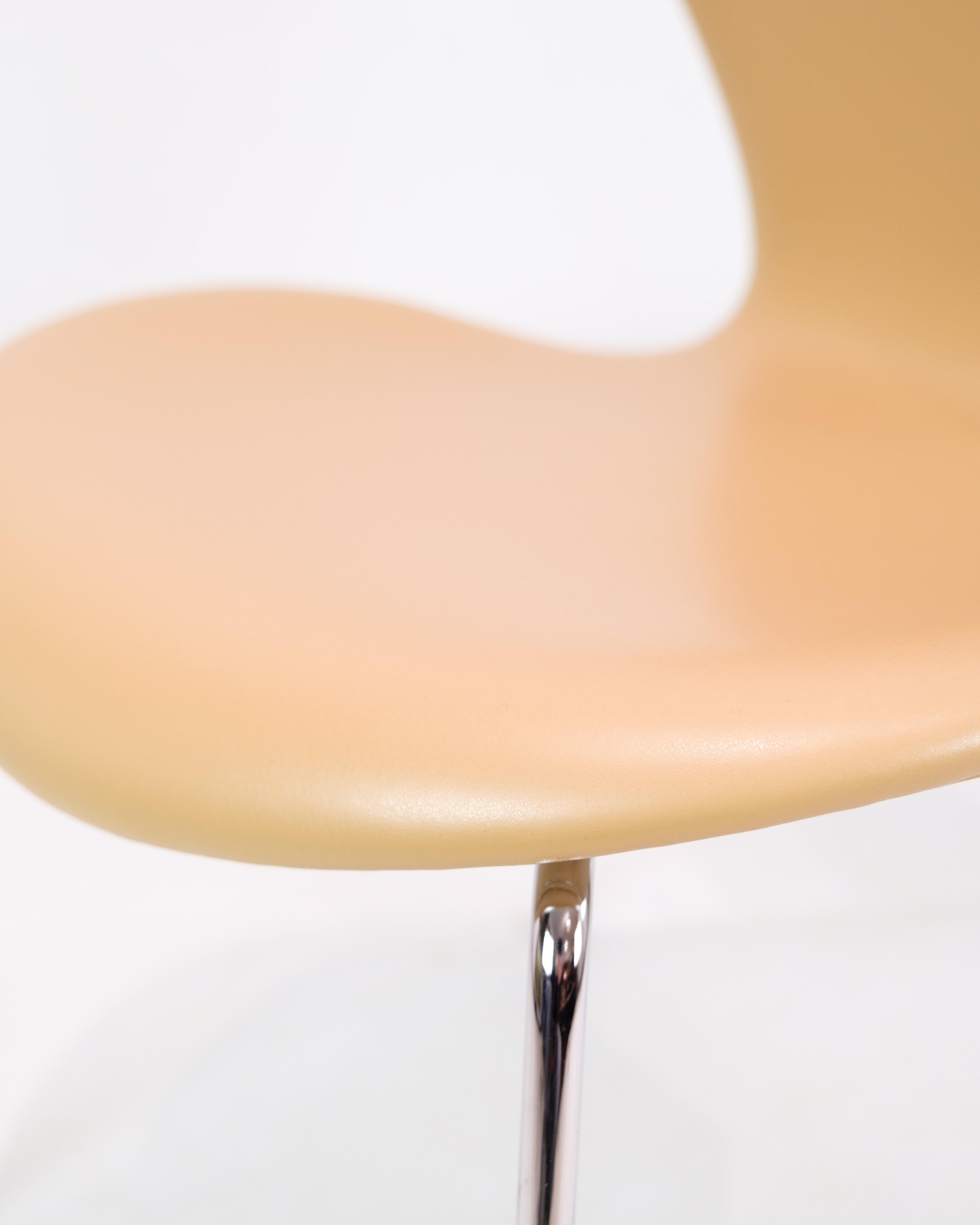 Fin du 20e siècle Chaise de la série 7 modèle 3107 en cuir crème Colered Elegance par Arne Jacobsen en vente
