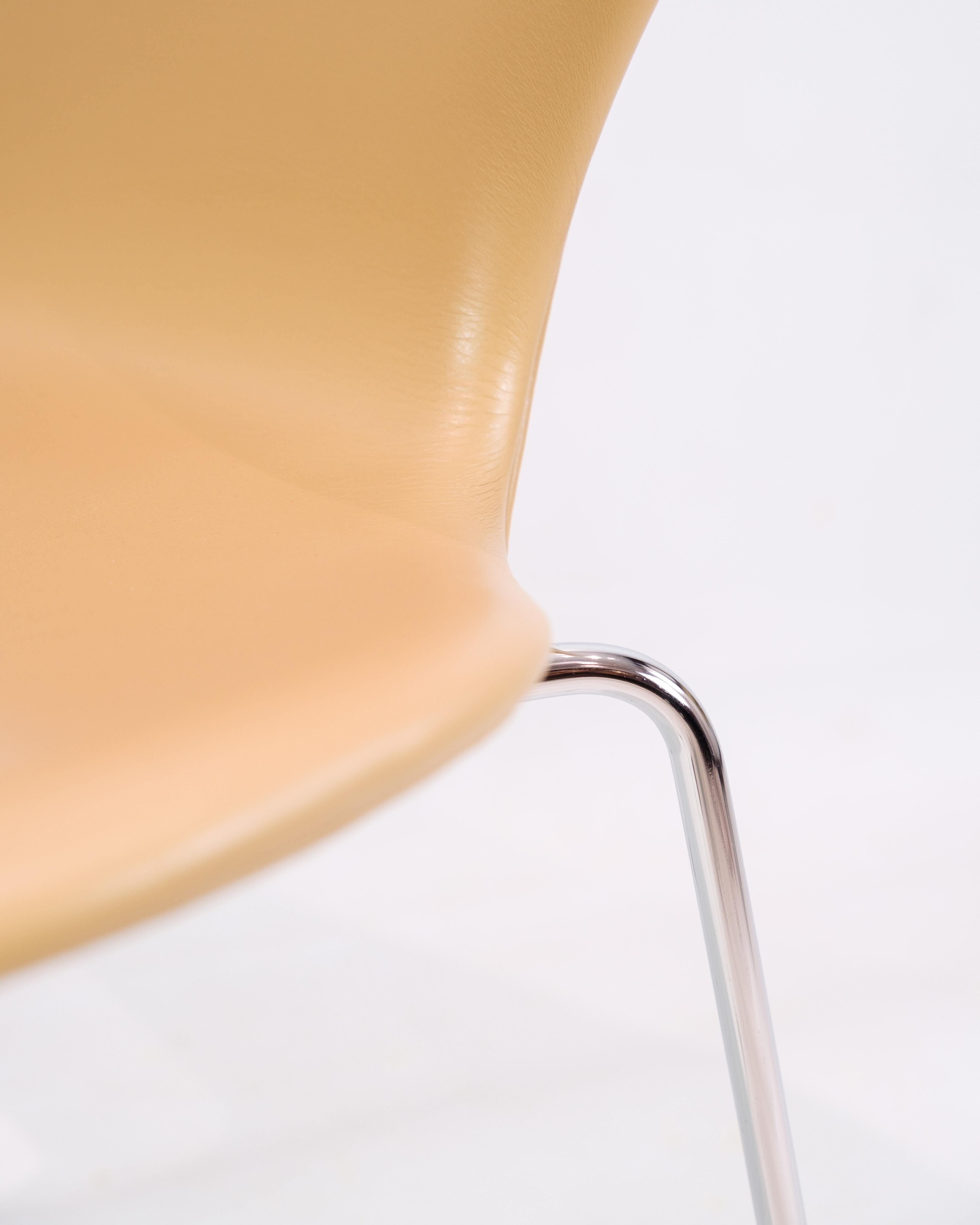 Chaise de la série 7 modèle 3107 en cuir crème Colered Elegance par Arne Jacobsen en vente 1