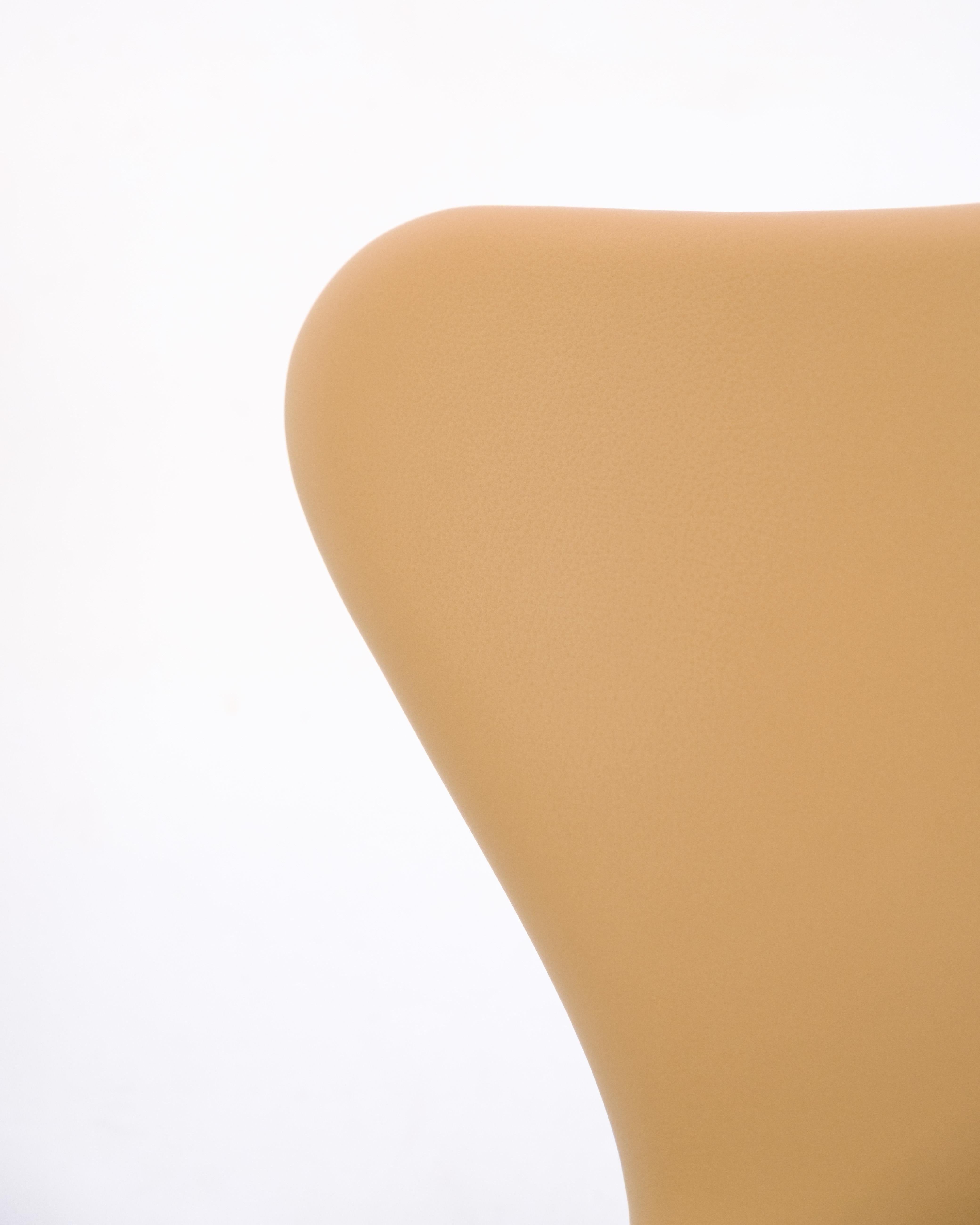Chaise de la série 7 modèle 3107 en cuir crème Colered Elegance par Arne Jacobsen en vente 2