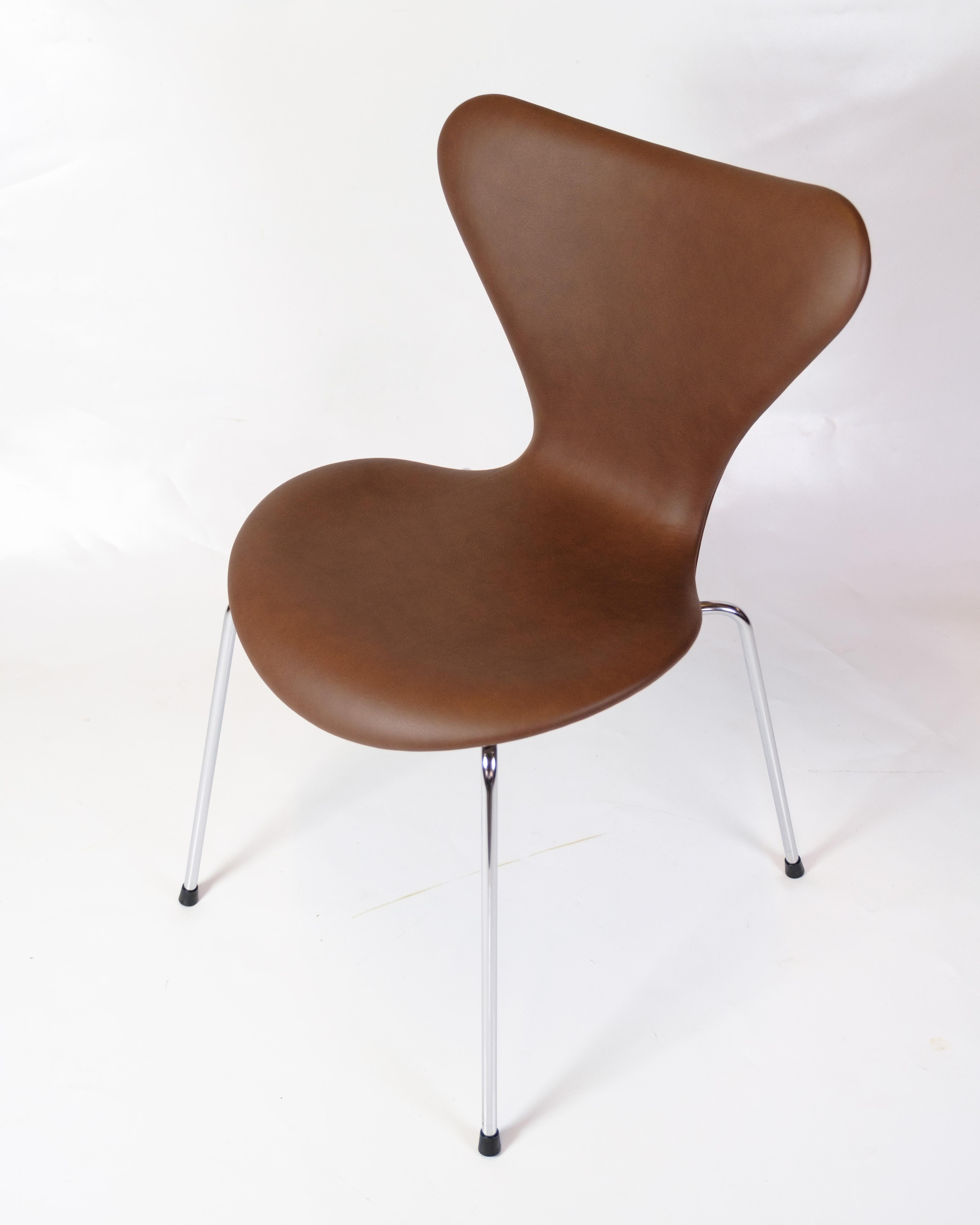 Neuer gepolsterter Syver-Stuhl, den wir in der gewünschten Menge aufpolstern können. Leder von wirklich guter Qualität, mit einer schönen Struktur und gutem Komfort. Der Stuhl wurde von Arne Jacobsen entworfen und 1967 von Fritz Hansen