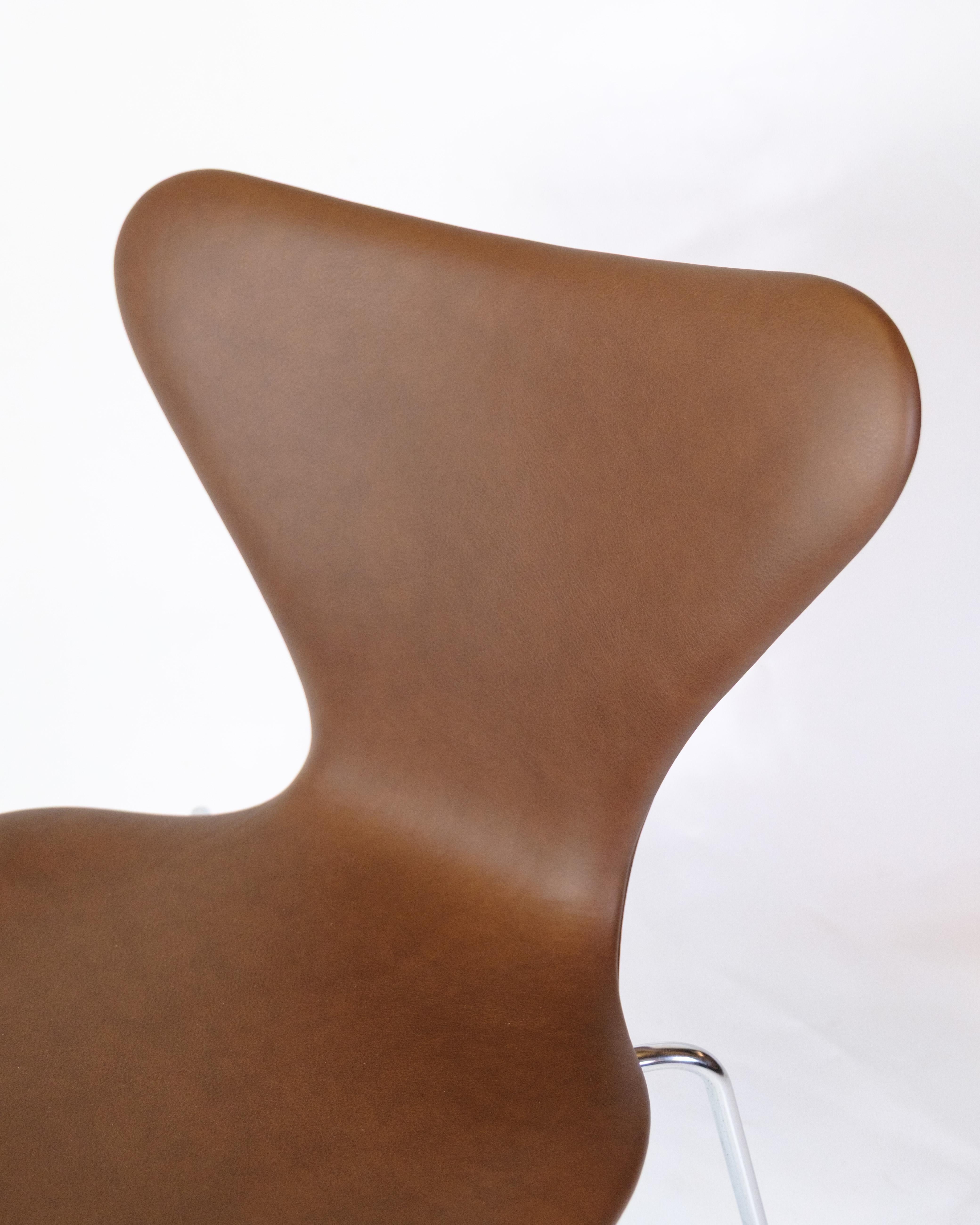 Serie Sieben Stuhl Modell 3107 In Walnuss Elegance Leder von Arne Jacobsen (Moderne der Mitte des Jahrhunderts) im Angebot