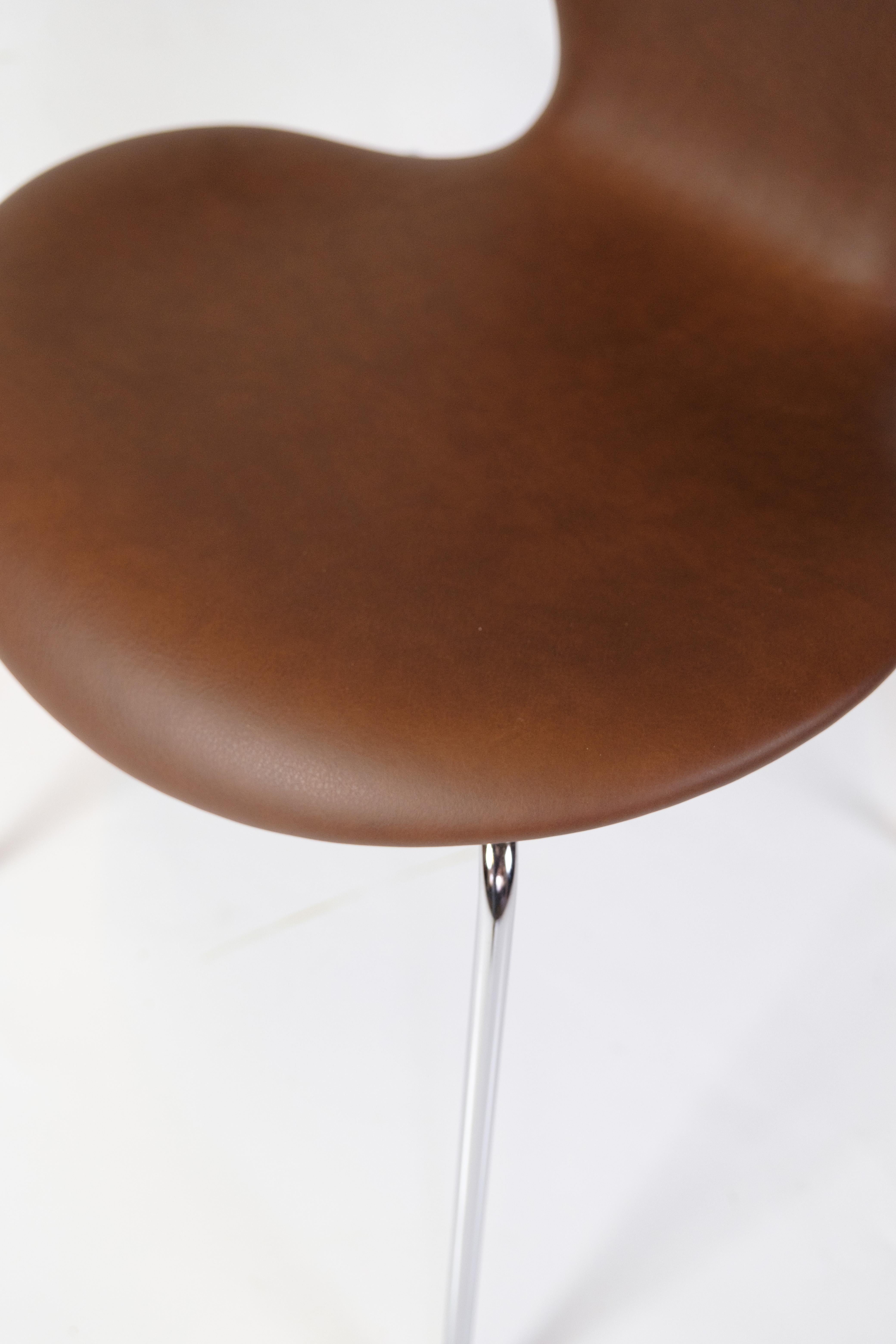 Serie Sieben Stuhl Modell 3107 In Walnuss Elegance Leder von Arne Jacobsen (Dänisch) im Angebot