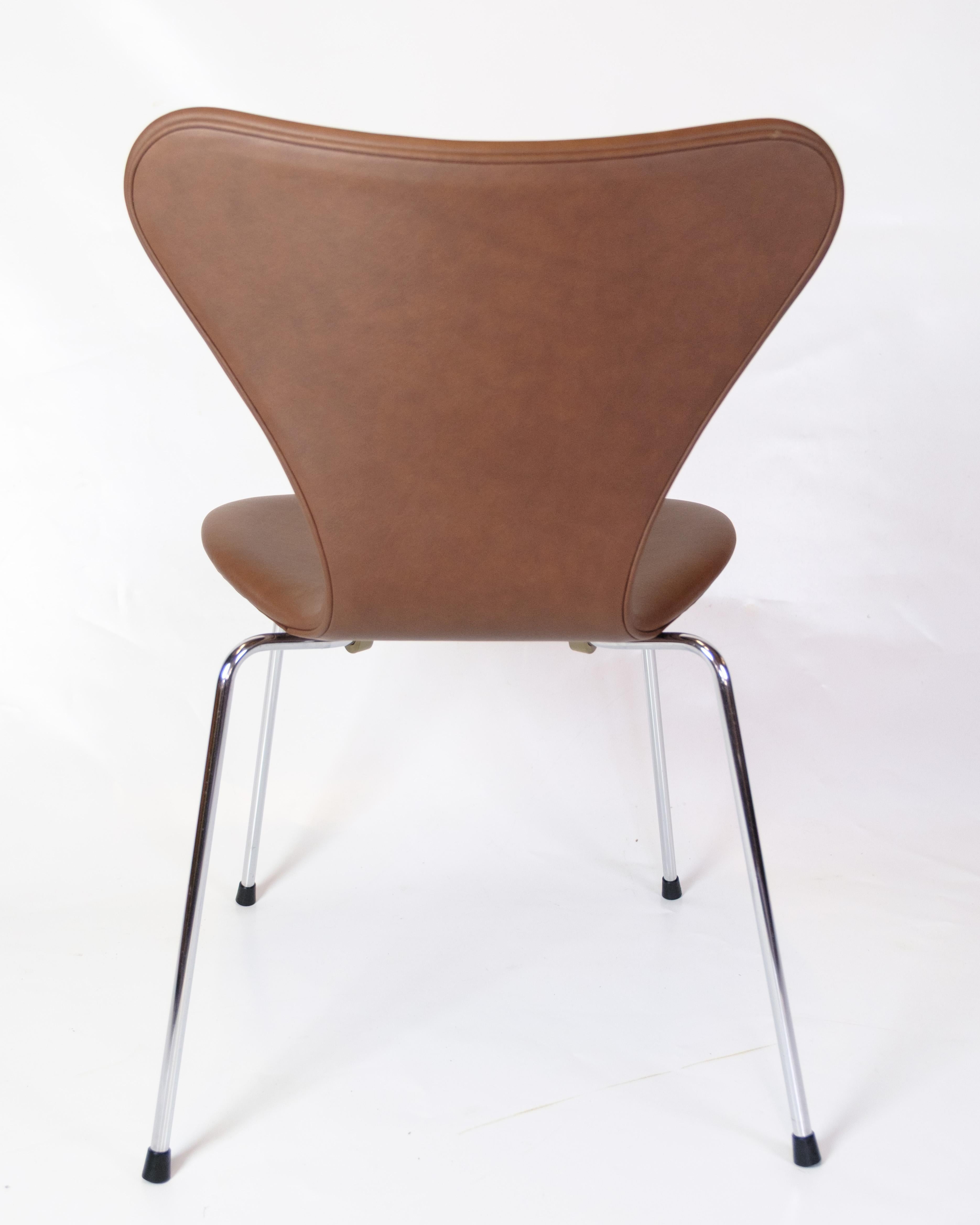 Serie Sieben Stuhl Modell 3107 In Walnuss Elegance Leder von Arne Jacobsen (Ende des 20. Jahrhunderts) im Angebot