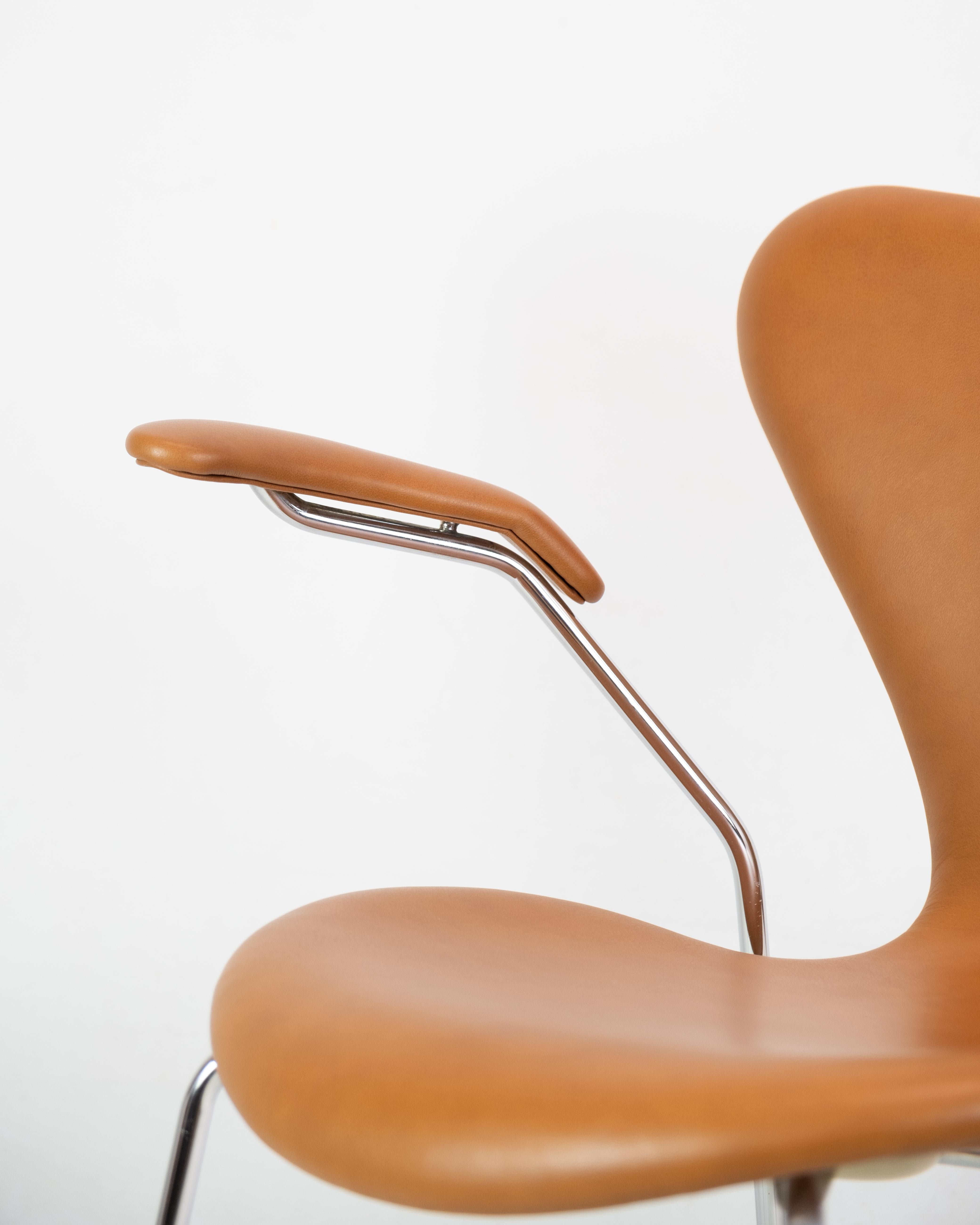 Mid-Century Modern Series Seven Chair Model 3207 of Cognac Leather by Arne Jacobsen  For Sale