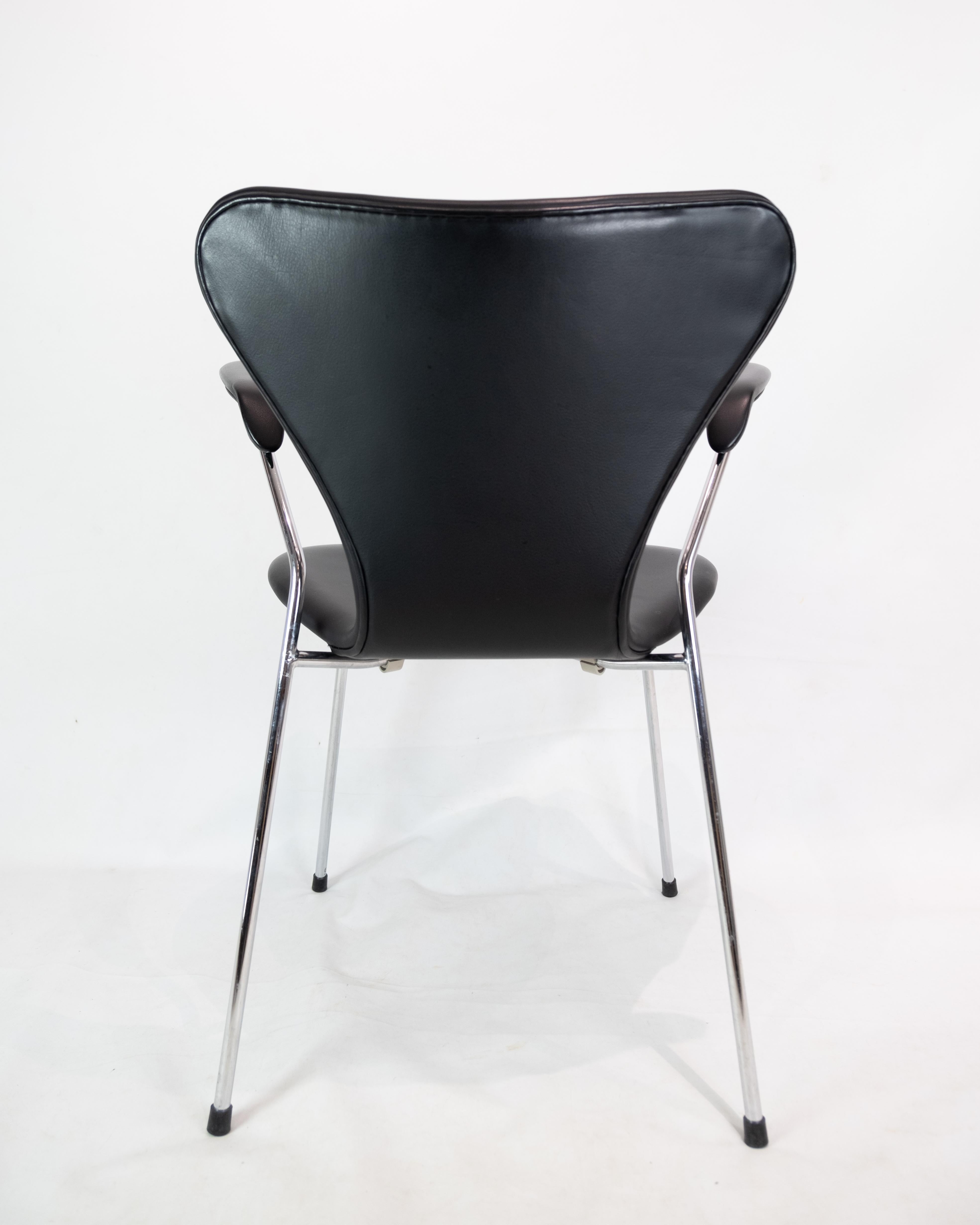 Sieben Stuhl der Serie Seven Chair Modell 3207 aus schwarzem Leder von Arne Jacobsen für Fritz Hansen im Angebot 4