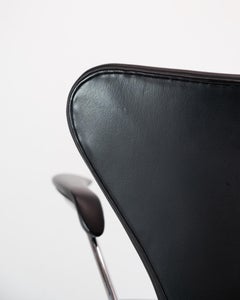 Series Seven Chair Model 3207 In Black Leather By Arne Jacobsen For Fritz Hansen