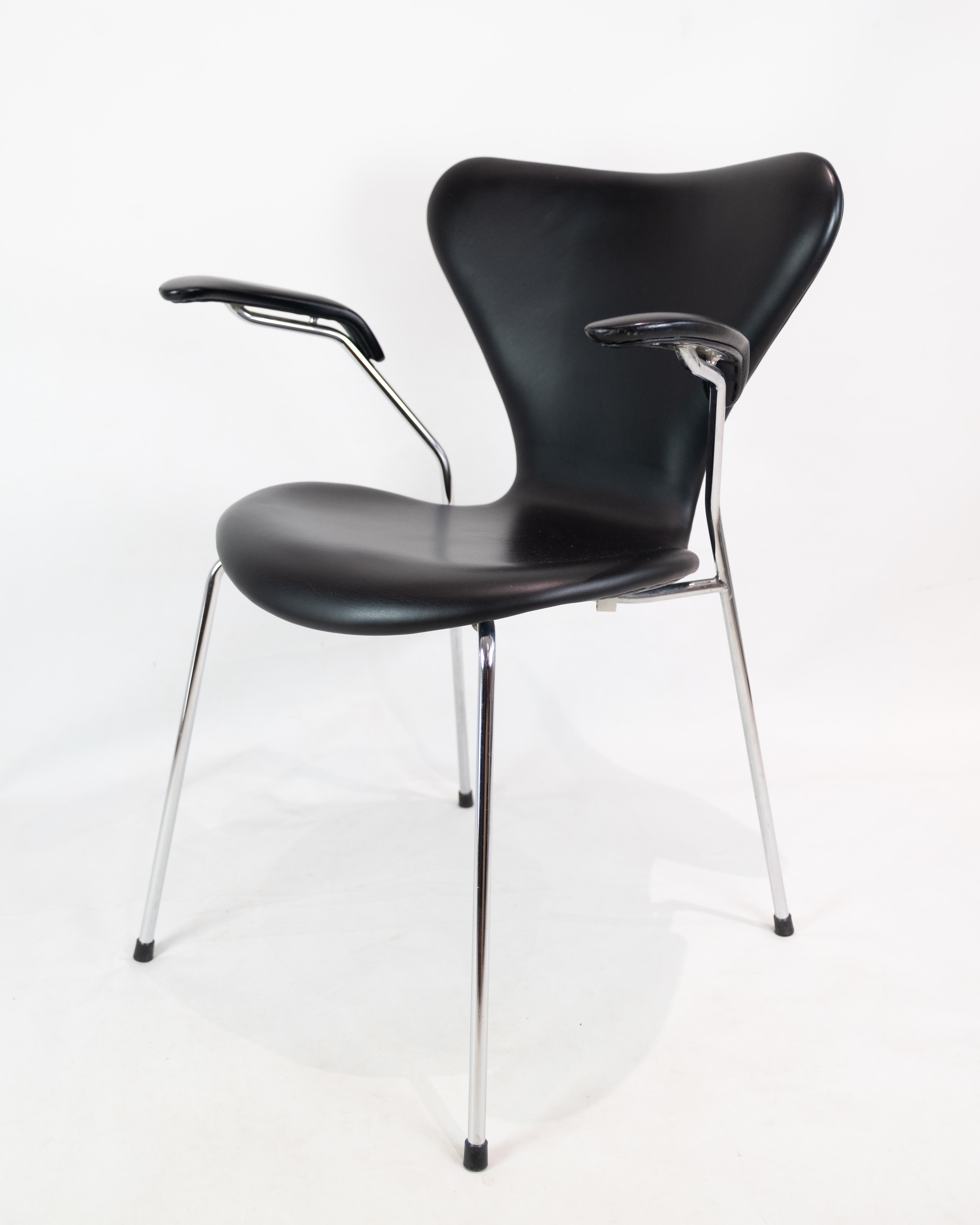 Series Seven Chair Model 3207 With Black Leather By Arne Jacobsen  In Good Condition For Sale In Lejre, DK