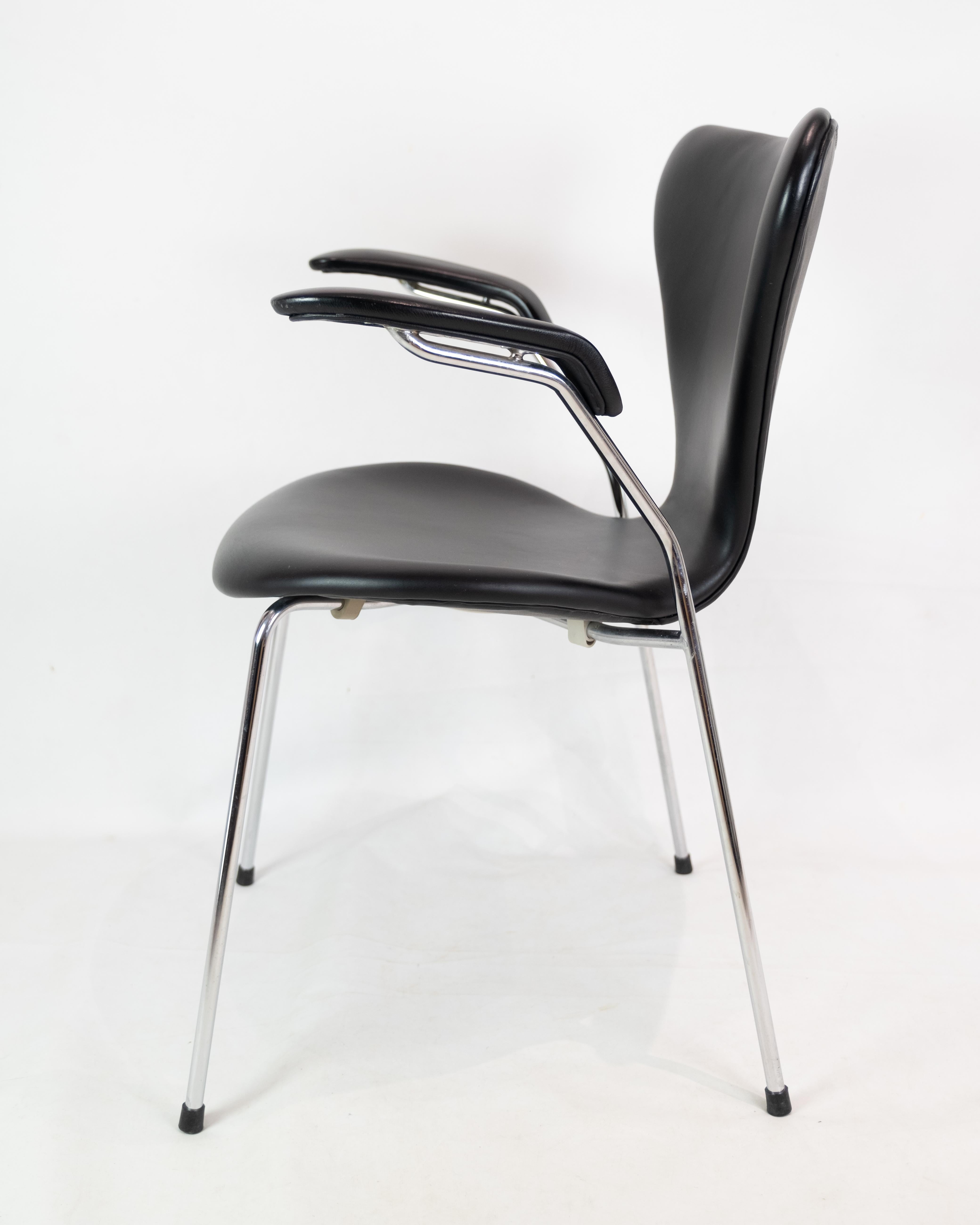 Series Seven Chair Model 3207 With Black Leather By Arne Jacobsen  For Sale 3