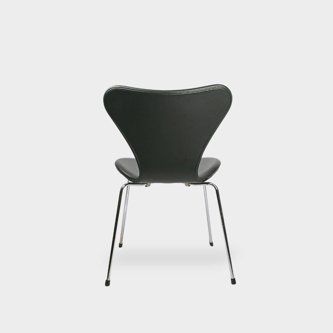 Arne Jacobsen Serie 7 Stühle in schwarzem Semi-Anilinleder: Wunderschön neu gepolstert in weichem Black r und mit neuen Schaumstoff-Polsterung ausgestattet. Diese Stühle haben eine feste Rückenlehne und sind frei von jeglichen Mängeln. Es handelt