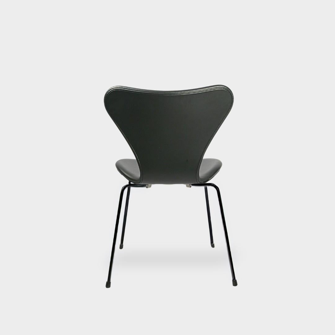 Arne Jacobsen Serie 7 Sedie in pelle semi-anilina nera e con la nuova struttura nera. Splendidamente rivestito in morbido Black r e dotato di nuovi pad in schiuma. Queste sedie hanno uno schienale solido e sono prive di qualsiasi difetto. Si tratta
