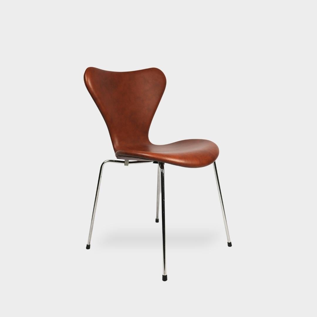 Arne Jacobsen Serie 7 Stühle in schwarzem Semi-Anilin-Leder und mit dem neuen schwarzen Gestell-Look. Wunderschön neu gepolstert in weichem Schwarz und mit neuen Schaumstoffpolstern ausgestattet. Diese Stühle haben eine feste Rückenlehne und sind