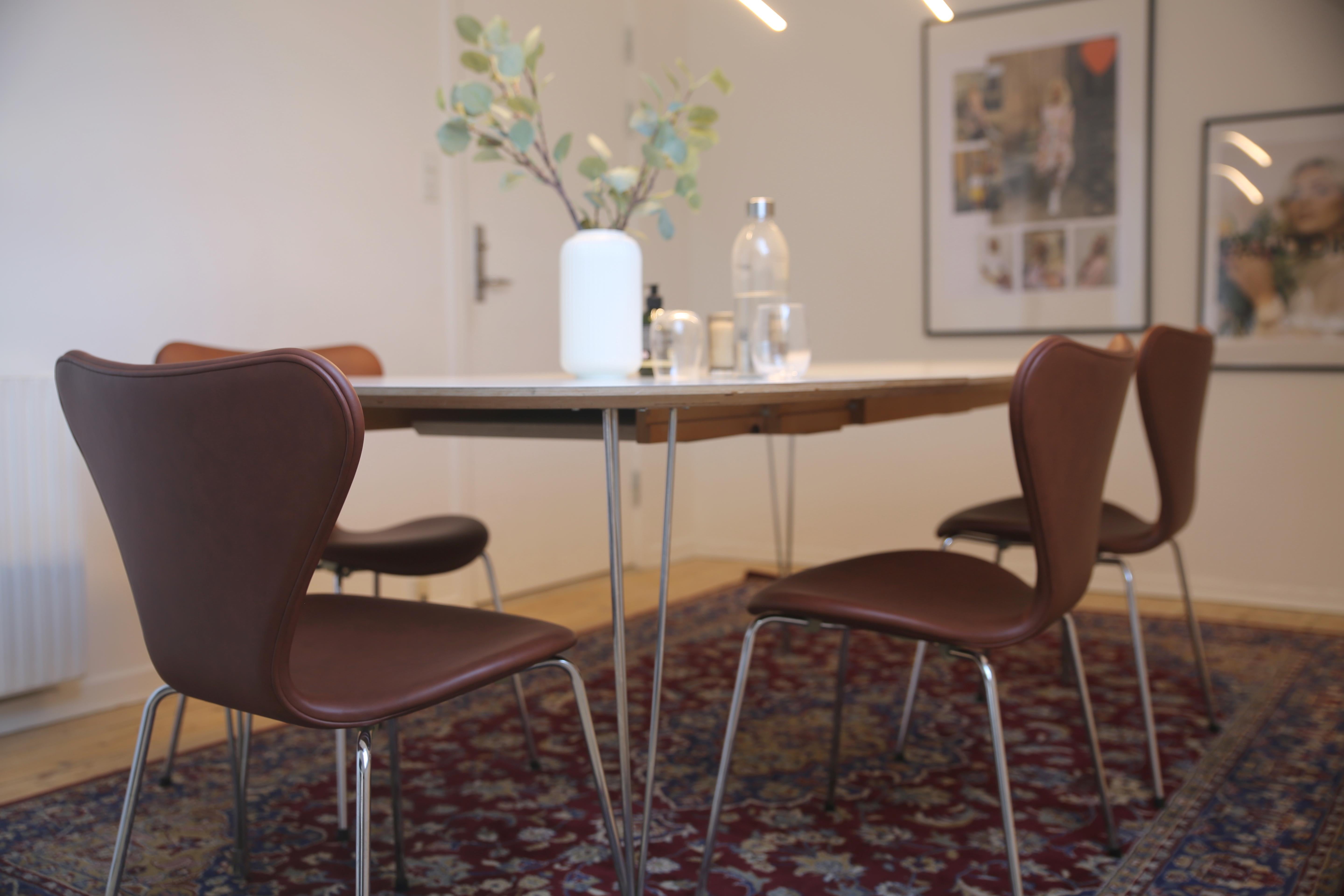 Serie Sieben Stühle, Modell 3107, weiches Leder, Brandy, Arne Jacobsen (Dänisch) im Angebot