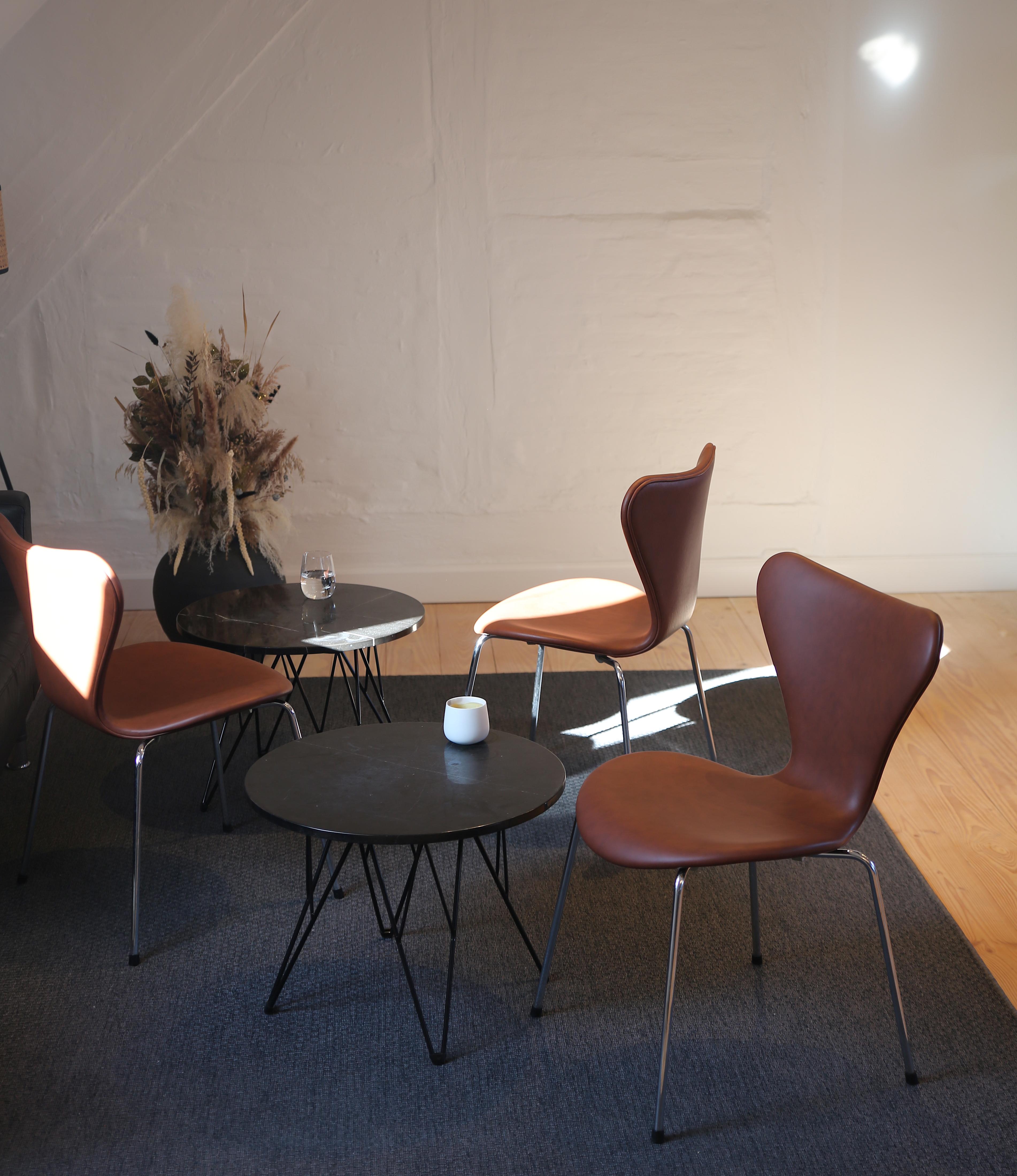 Serie Sieben Stühle, Modell 3107, weiches Leder, Brandy, Arne Jacobsen (Handgefertigt) im Angebot