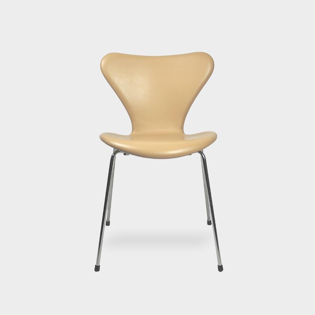 Serie Sieben Stühle, Modell 3107, weiches Leder, Sand, Arne Jacobsen (Moderne der Mitte des Jahrhunderts) im Angebot