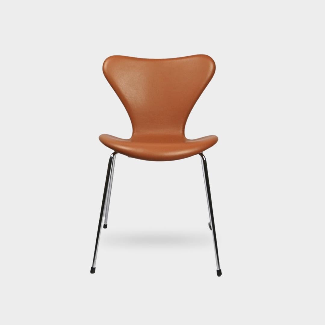 Arne Jacobsen Series 7 Chairs in Walnut semi-anilin Leather: Beautifully reupholstered in soft Black r and fitted with new foam padding. These chairs feature a firm backrest and are free from any defects. They are original pieces manufactured by