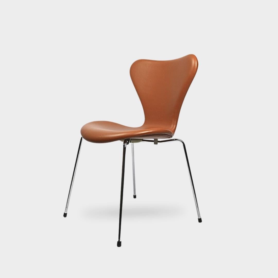 Mid-Century Modern Series Seven Chairs, Model 3107, Soft leather, Walnut Arne Jacobsen For Sale