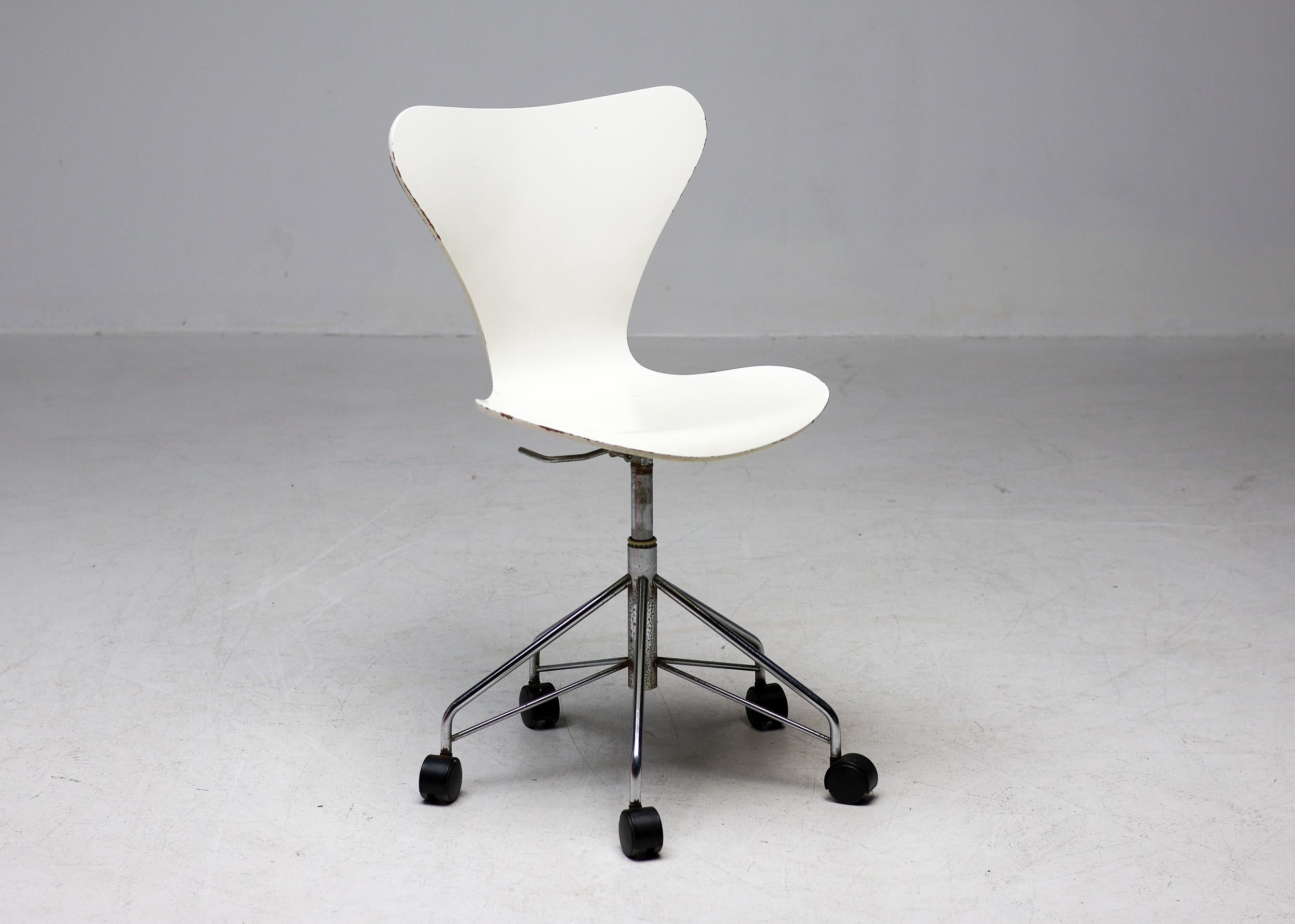 Series Seven Desk Chair 3117 by Arne Jacobsen for Fritz Hansen For Sale 3