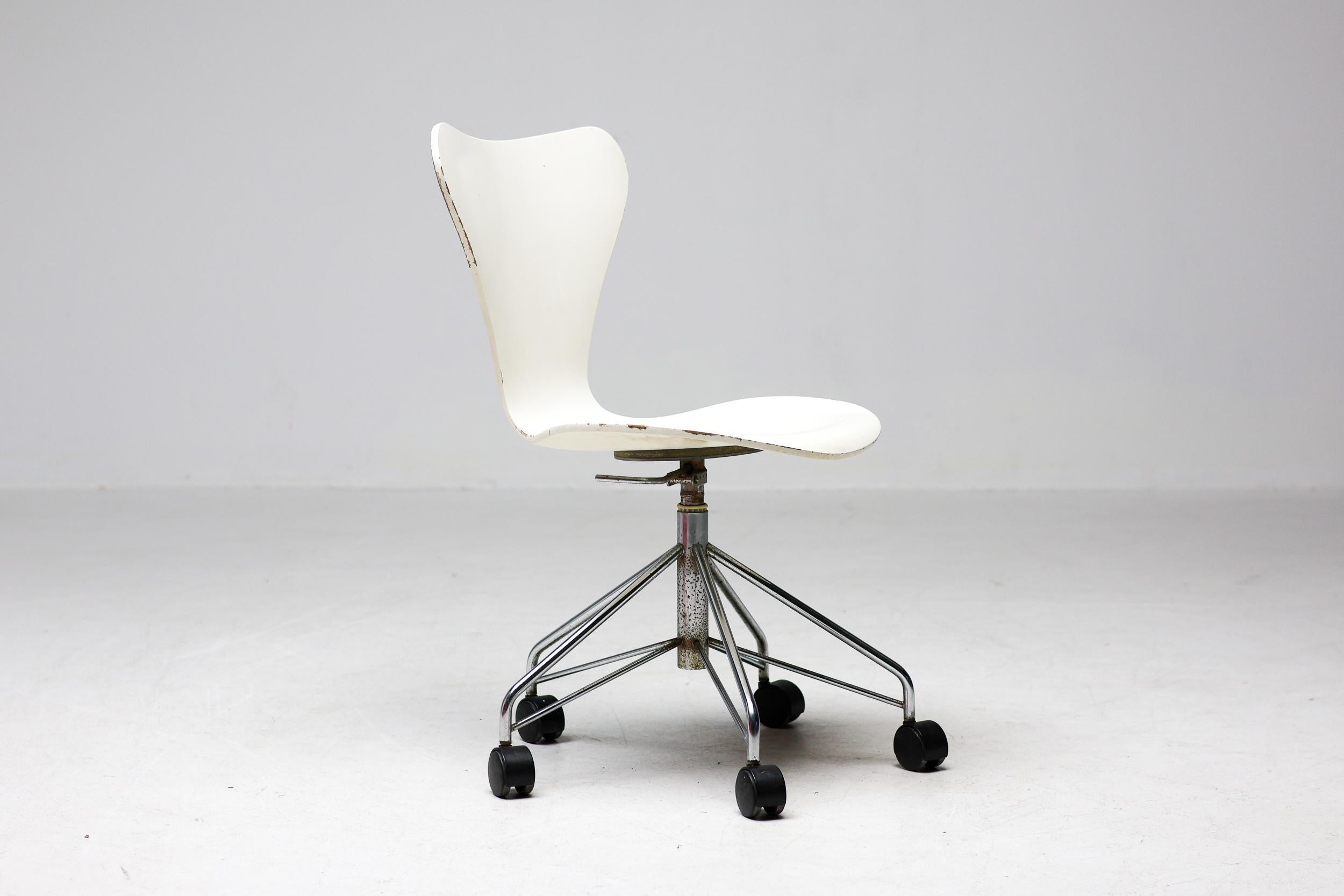 Mid-Century Modern Bürostuhl Modell 3117 mit Rollen und verstellbarer Sitzhöhe. Entworfen von Arne Jacobsen für Fritz Hansen. Hergestellt 1978, gekennzeichnet mit Label unter dem Sitz. 
In sehr schönem Vintage-Zustand. Gebrauchsspuren entsprechend