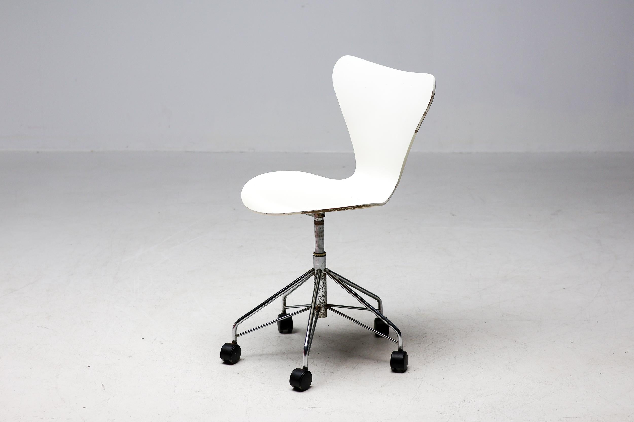 Schreibtischstuhl der Serie Sieben von Arne Jacobsen für Fritz Hansen, 3117 (Dänisch) im Angebot