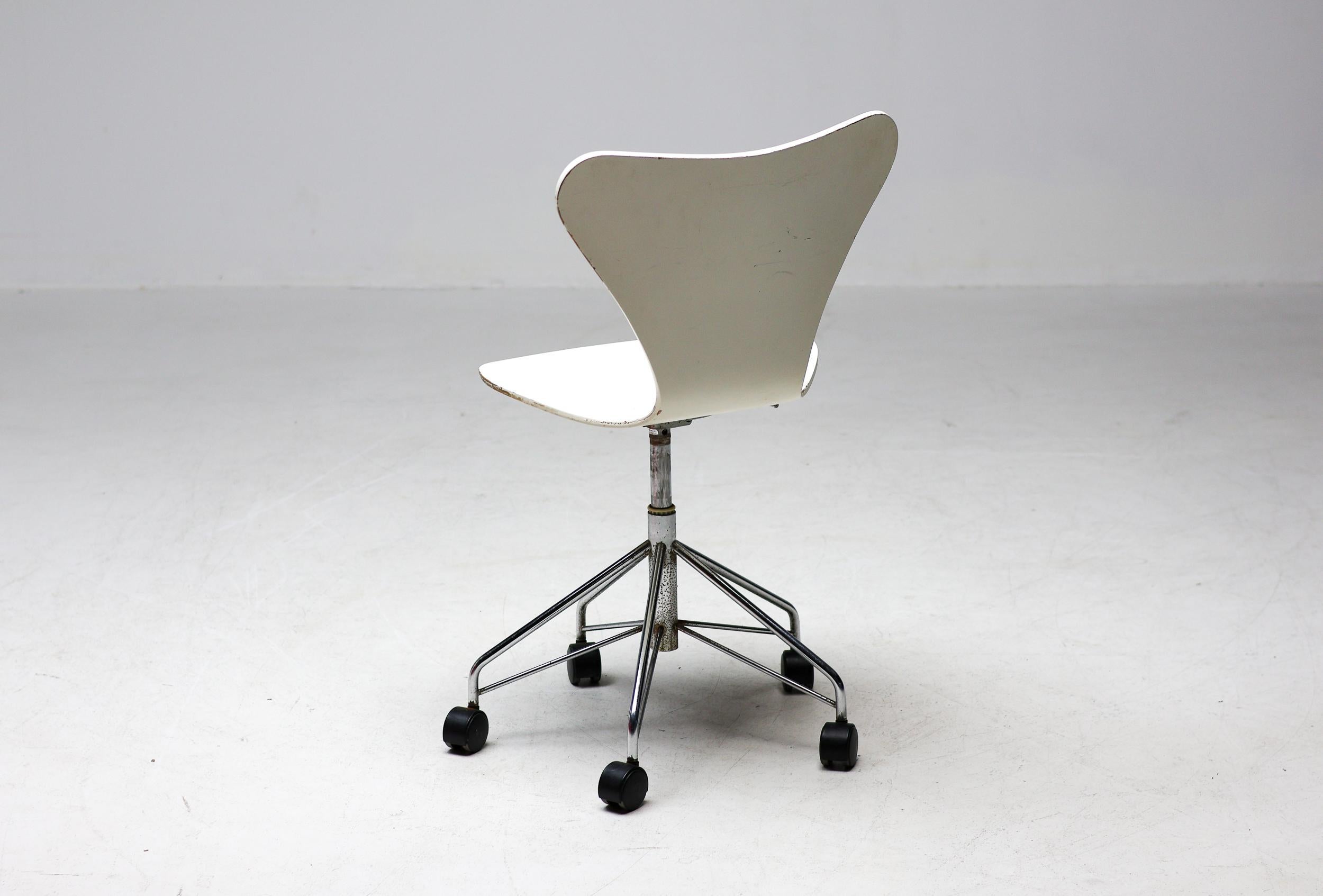 Schreibtischstuhl der Serie Sieben von Arne Jacobsen für Fritz Hansen, 3117 (Lackiert) im Angebot