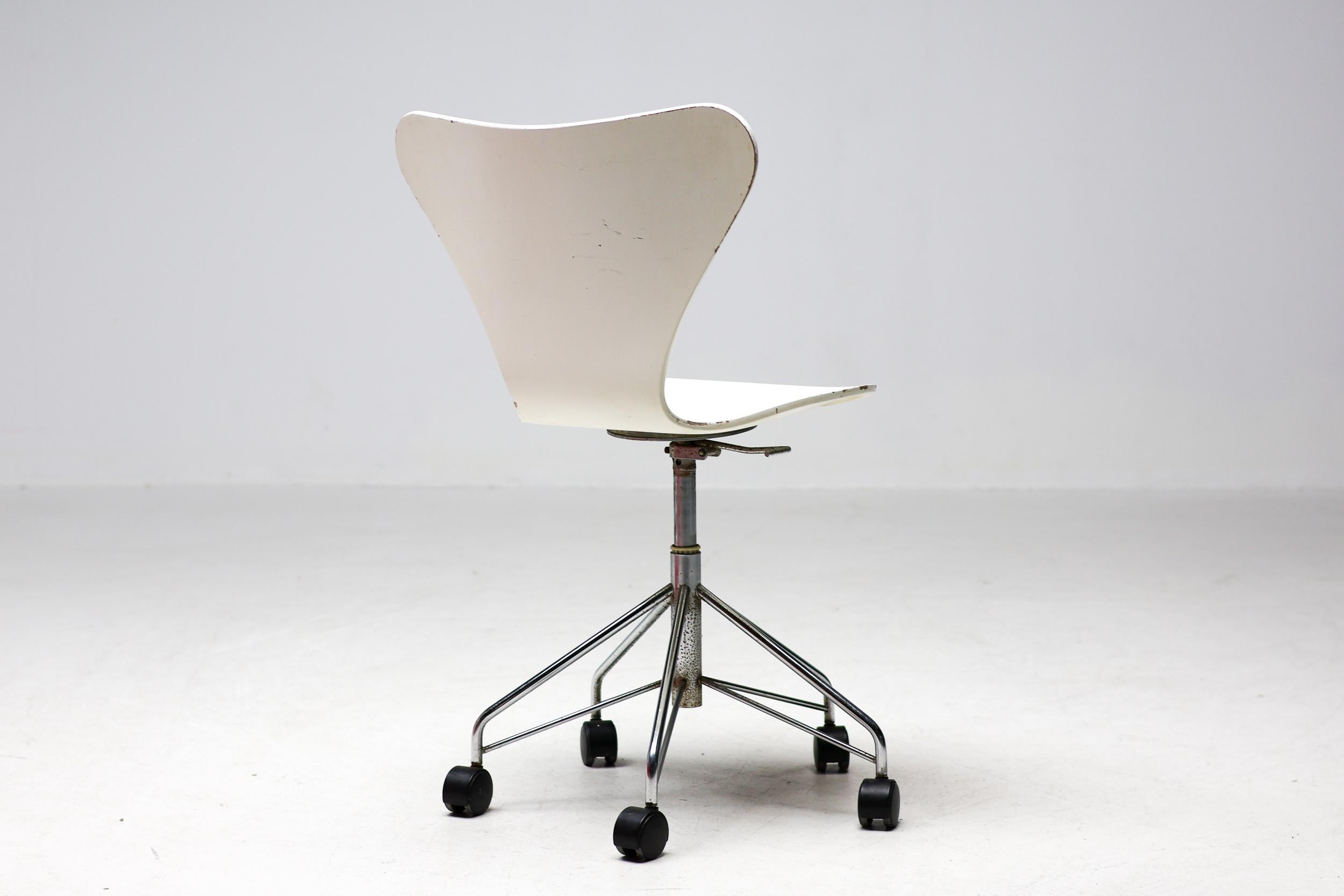 Schreibtischstuhl der Serie Sieben von Arne Jacobsen für Fritz Hansen, 3117 (Ende des 20. Jahrhunderts) im Angebot