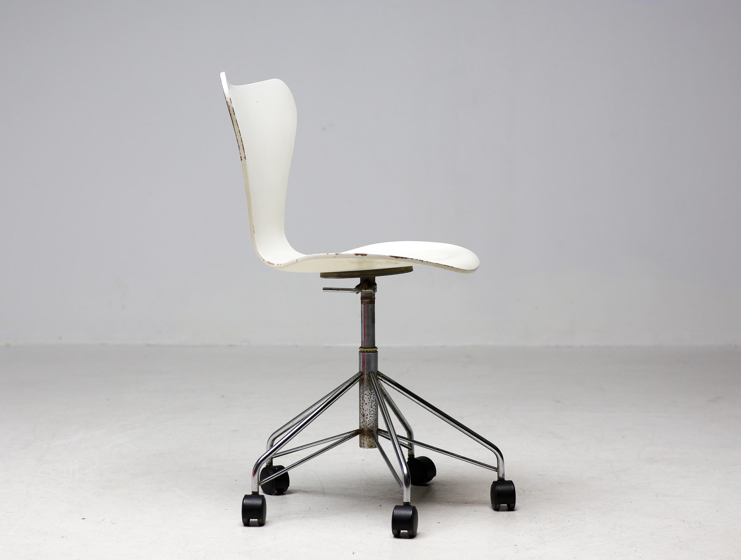 Schreibtischstuhl der Serie Sieben von Arne Jacobsen für Fritz Hansen, 3117 im Angebot 1